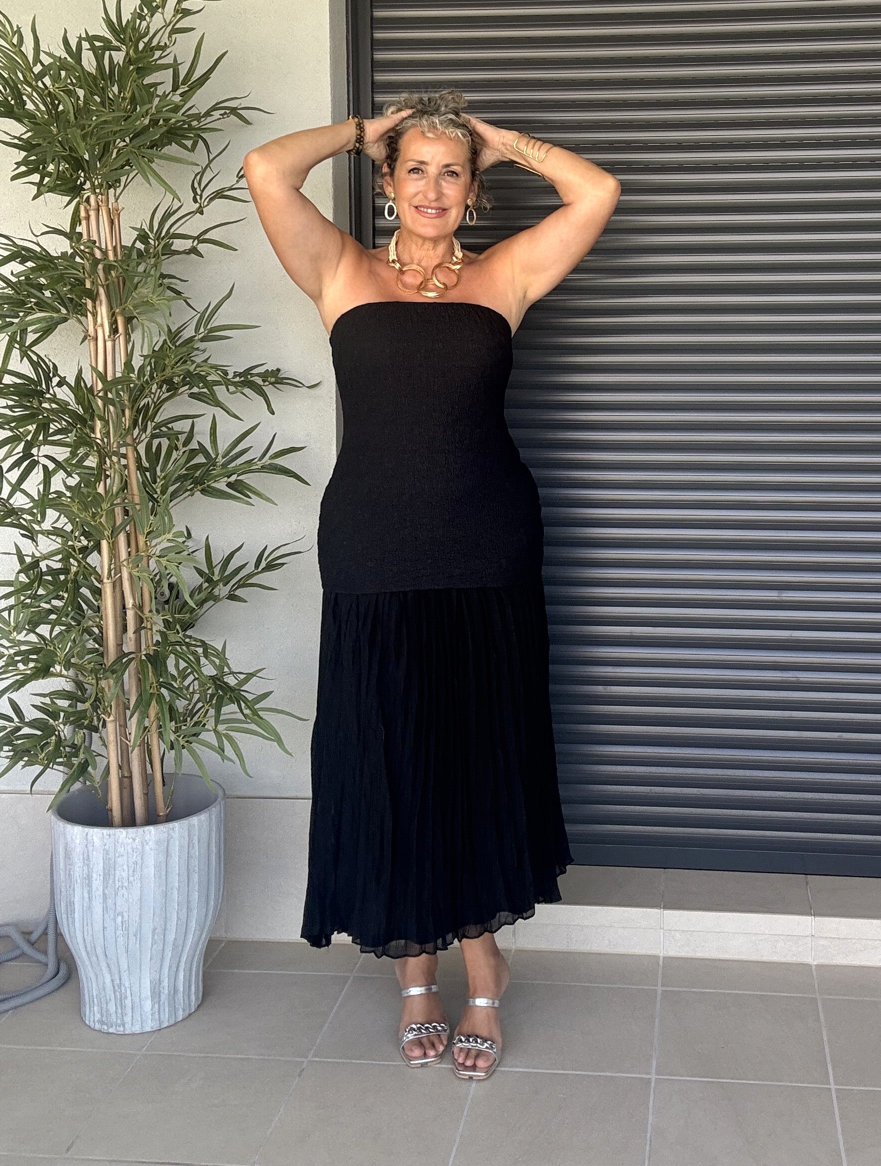 Vestido Negro Palabra de Honor con Plisado desde la Cadera y Silicona Interior