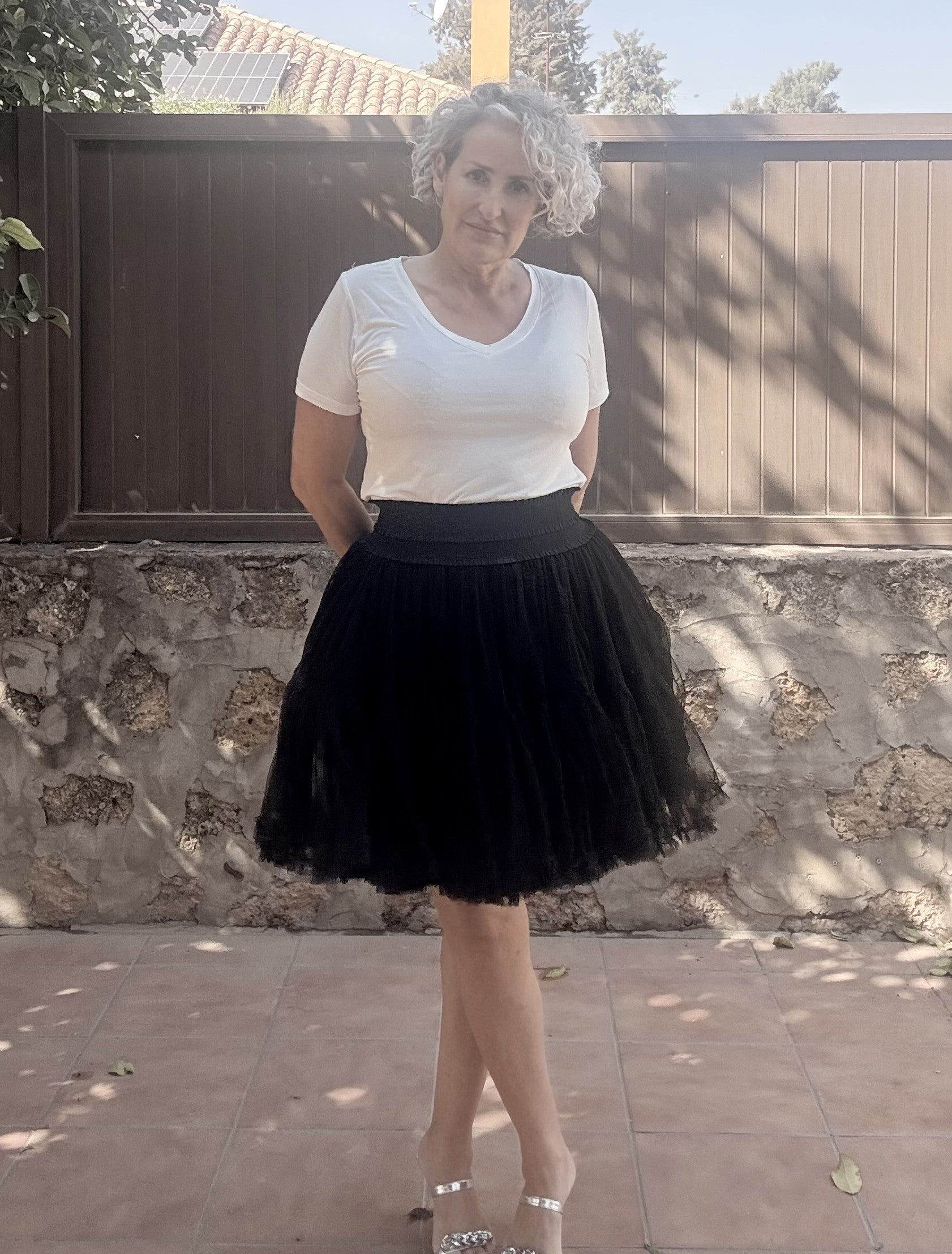 Falda Corta de Tul Negro con Volantes y Cinturilla Elástica