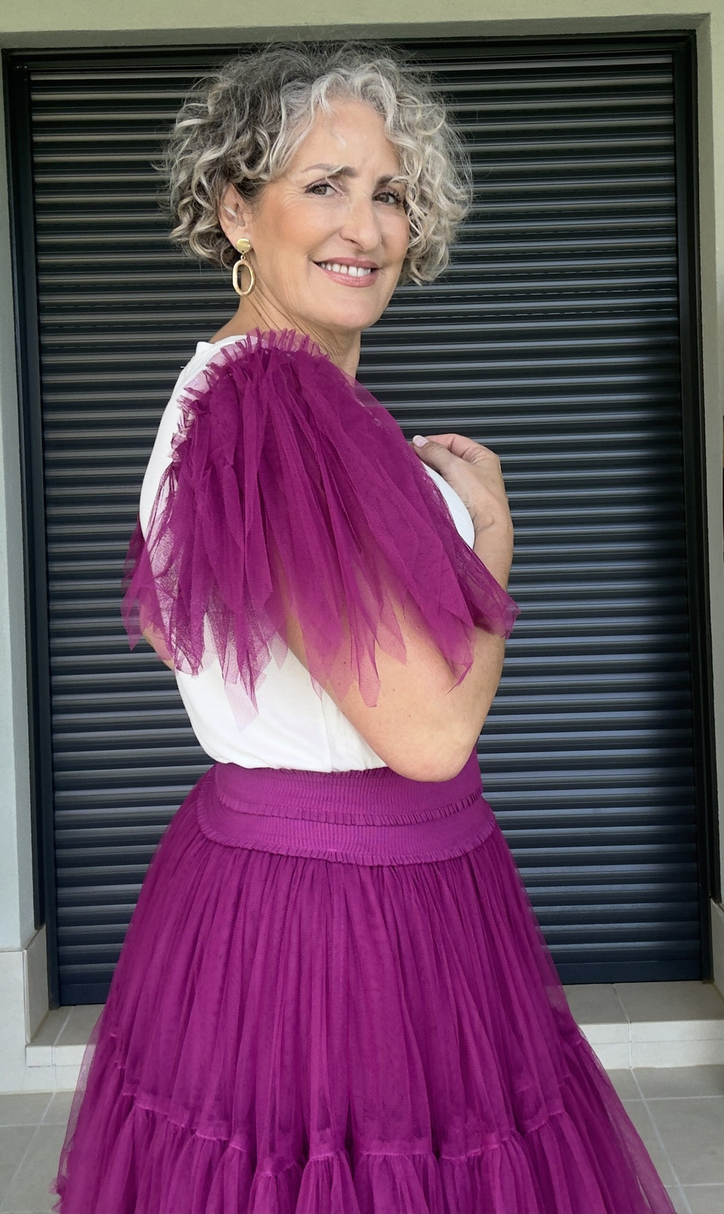 Camiseta Básica Blanca con Mangas de Tul Fucsia