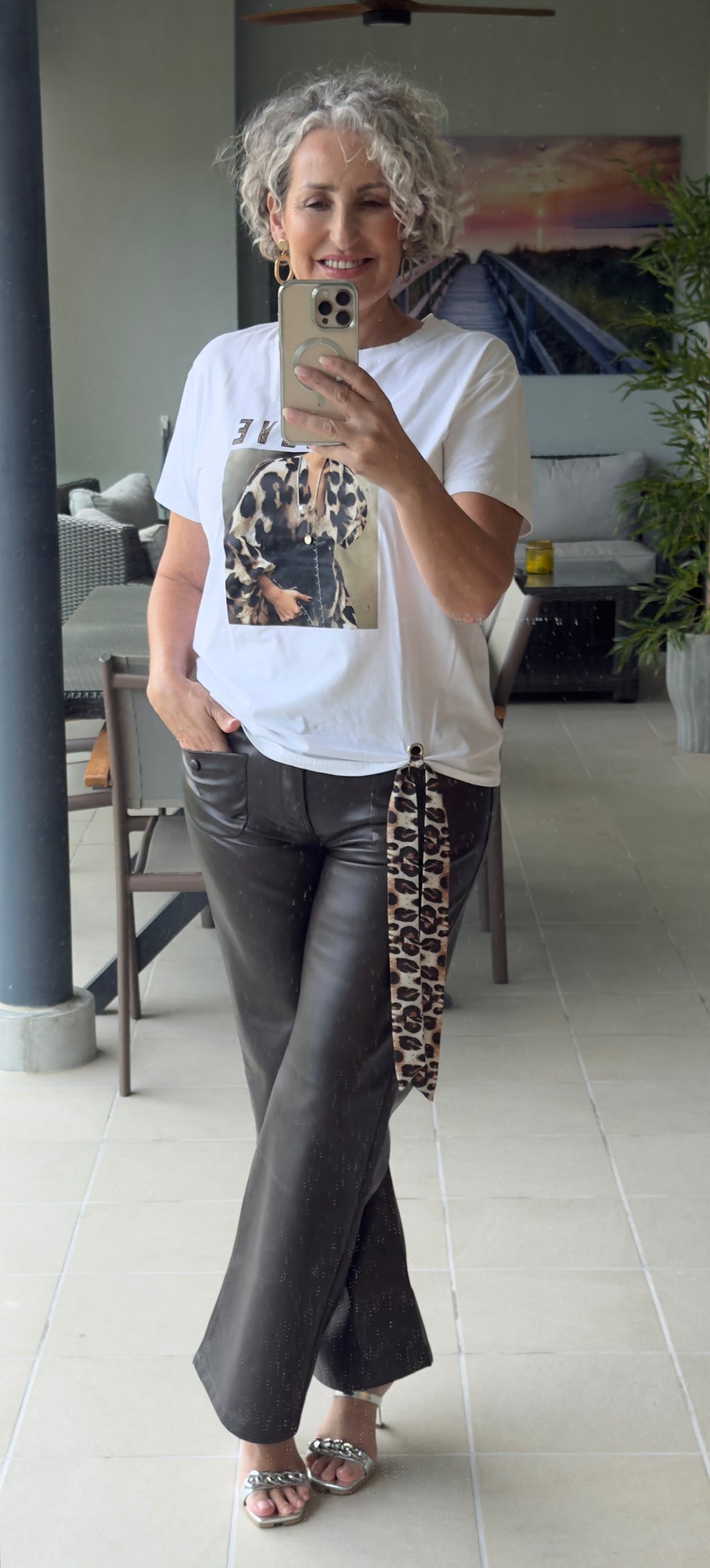Camiseta Blanca con Estampado Animal Print.