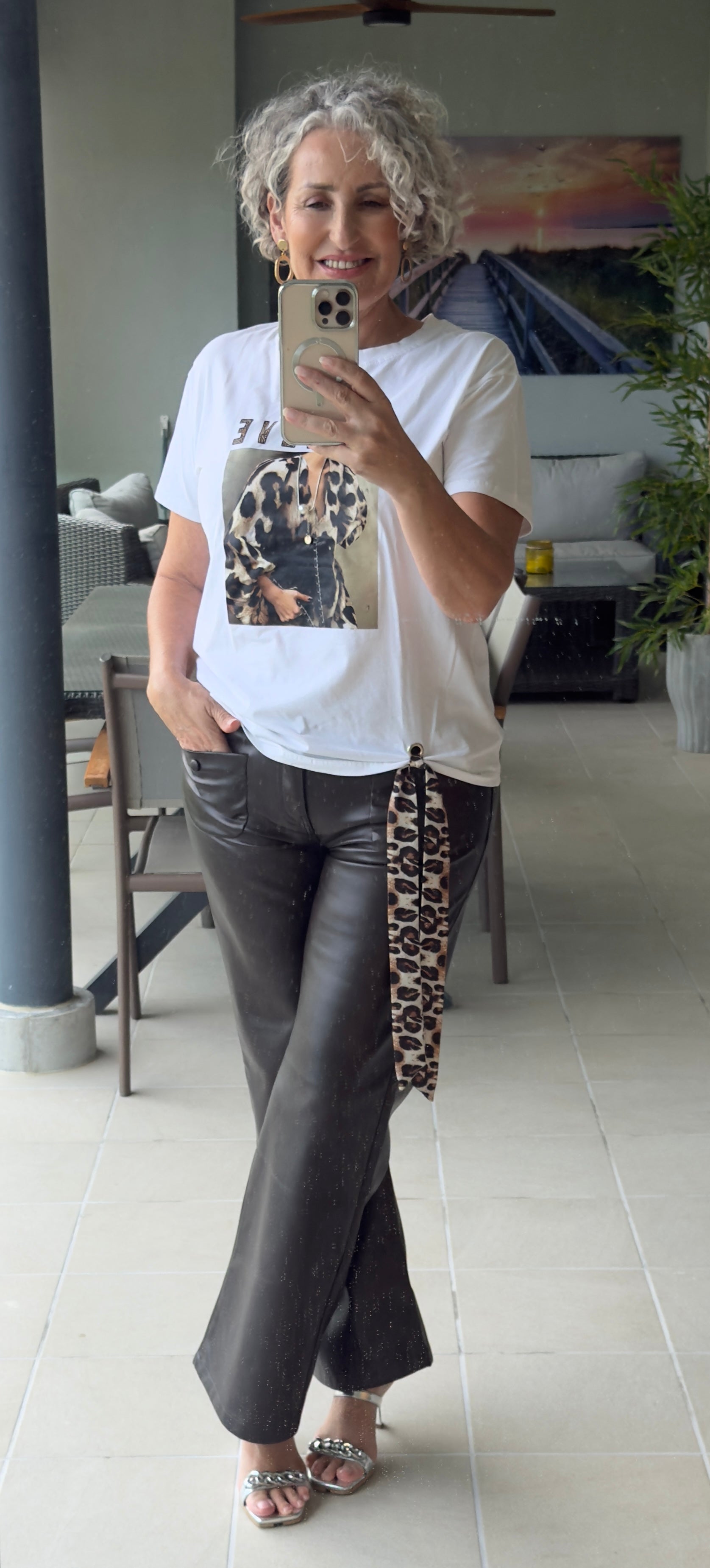 Camiseta Blanca con Estampado Animal Print, Lazada Lateral y "BELIEVE"