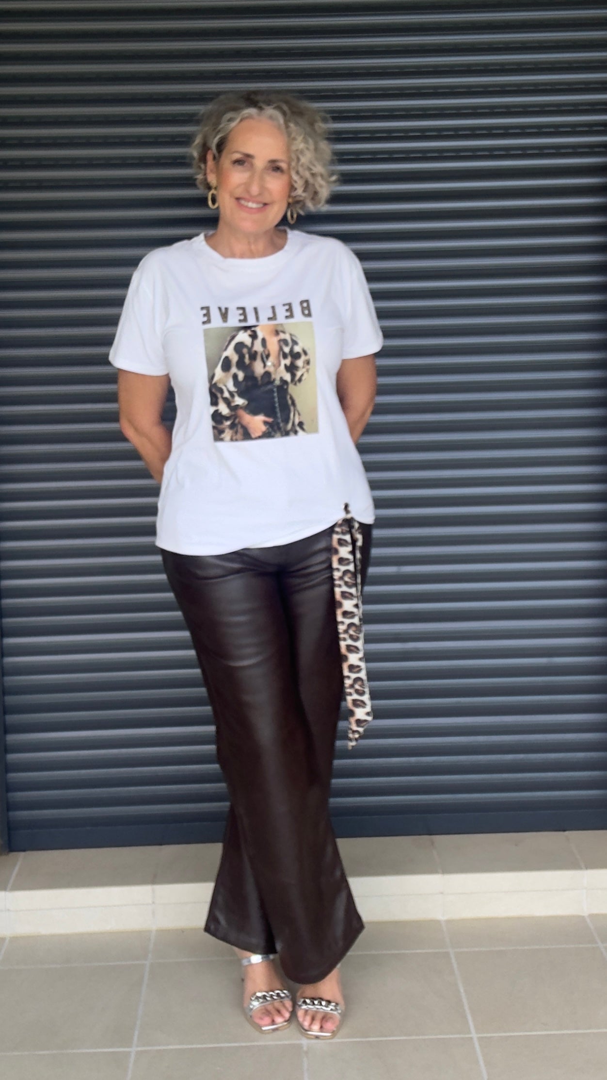 Camiseta Blanca con Estampado Animal Print, Lazada Lateral y "BELIEVE"