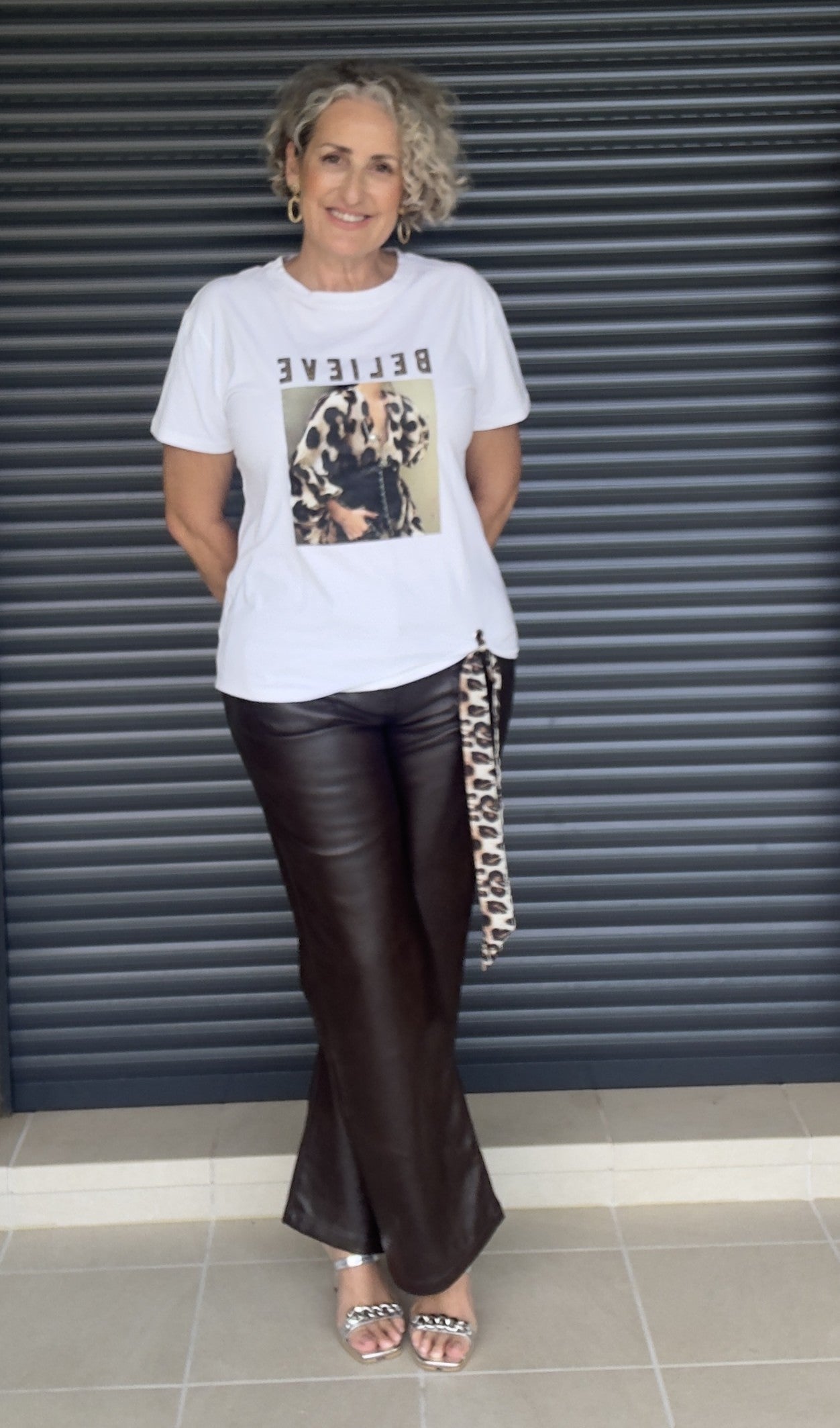 Camiseta Blanca con Estampado Animal Print, Lazada Lateral y "BELIEVE"