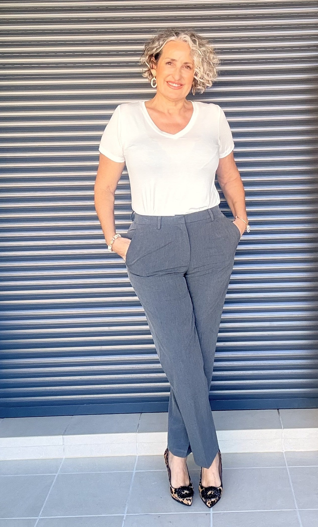 Pantalón Gris Recto Efecto Chino con Bolsillos Laterales