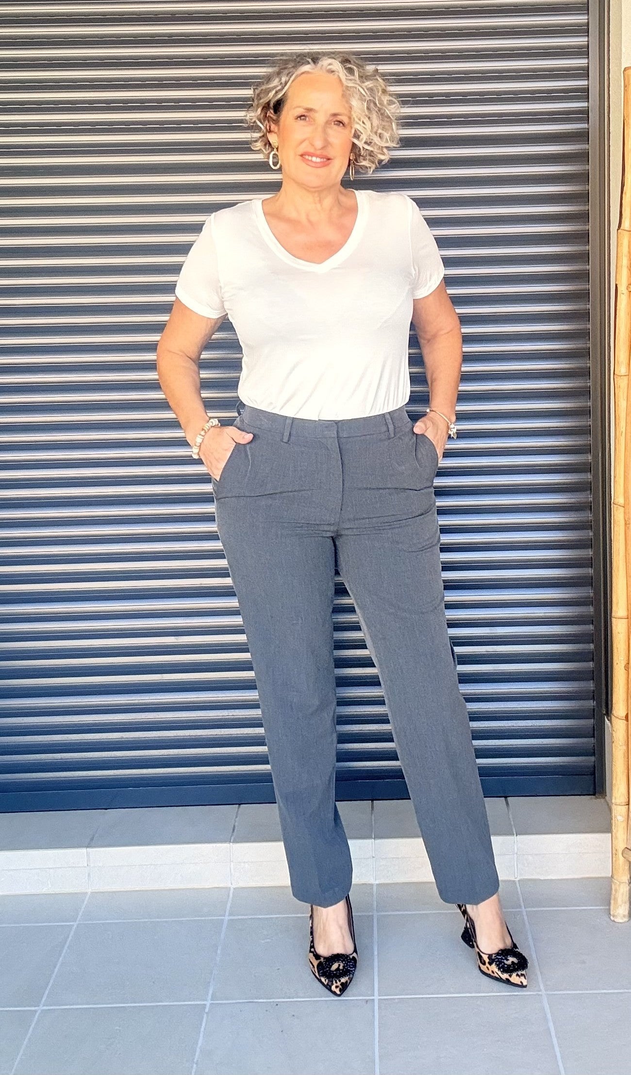 Pantalón Gris Recto Efecto Chino con Bolsillos Laterales