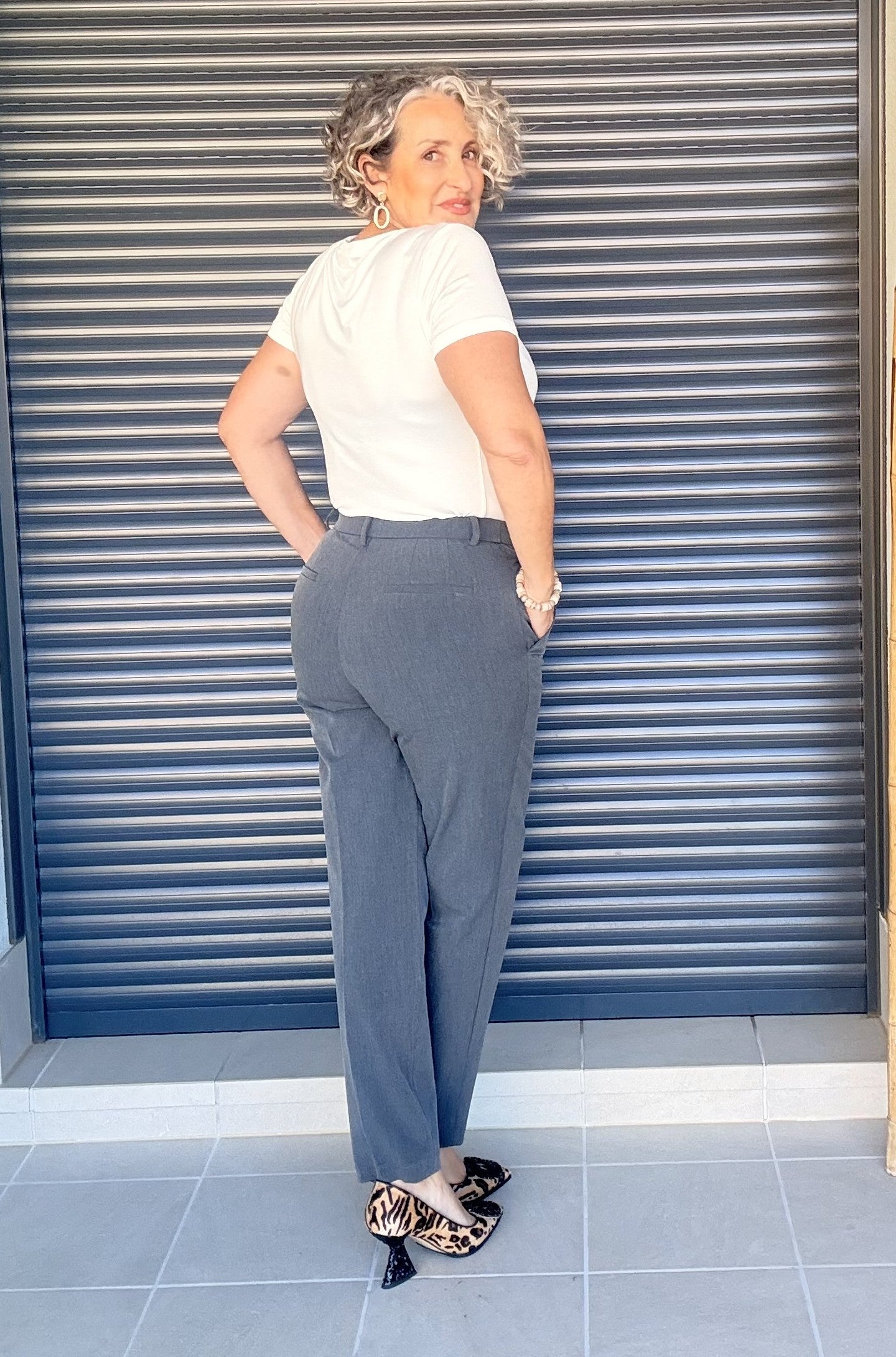 Pantalón Gris Recto Efecto Chino con Bolsillos Laterales