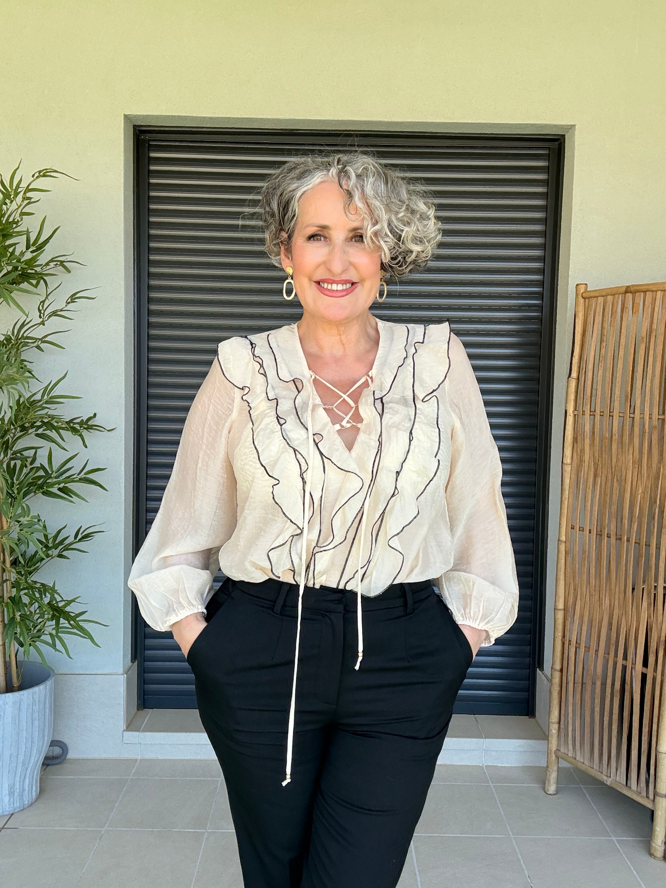 Blusa de Gasa Beige con Ribetes Negros, Volantes y Cordón Cruzado