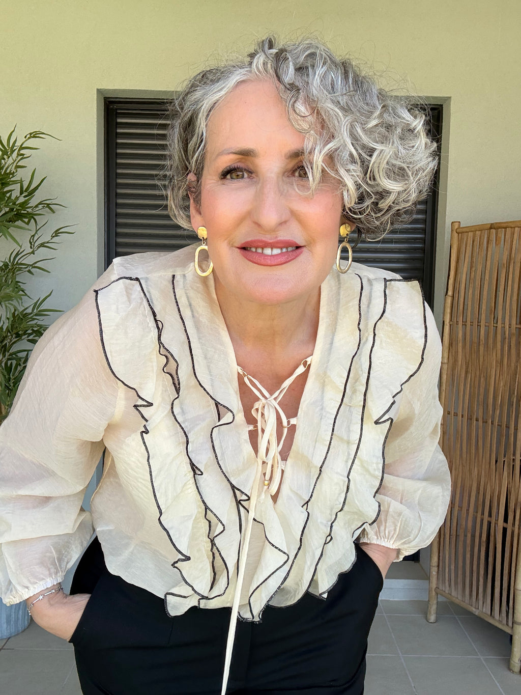 Blusa de Gasa Beige con Ribetes Negros, Volantes y Cordón Cruzado