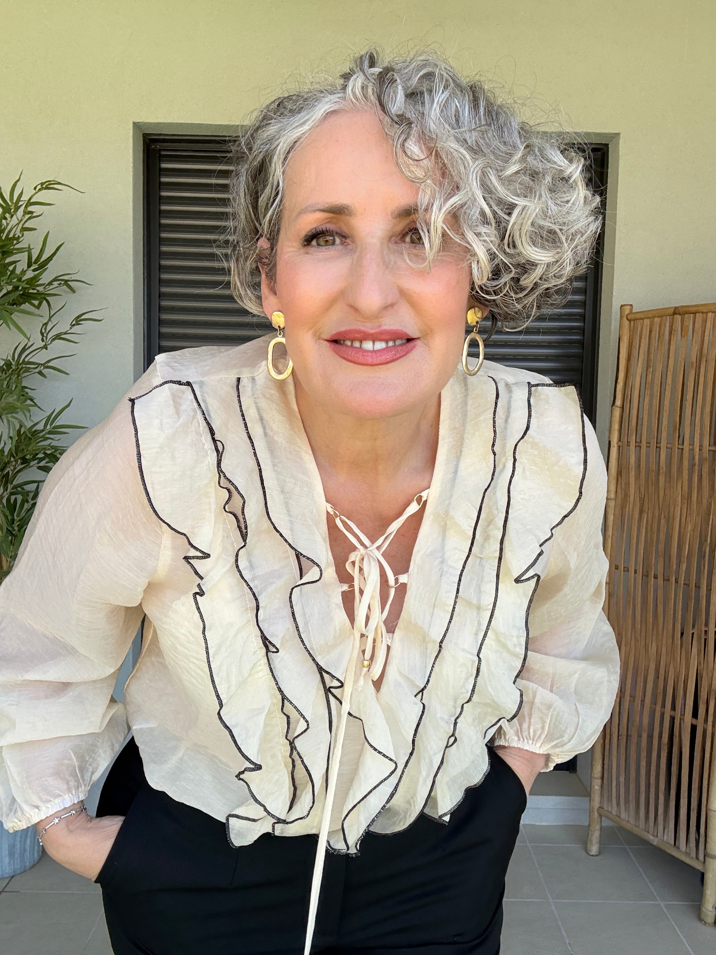 Blusa de Gasa Beige con Ribetes Negros, Volantes y Cordón Cruzado