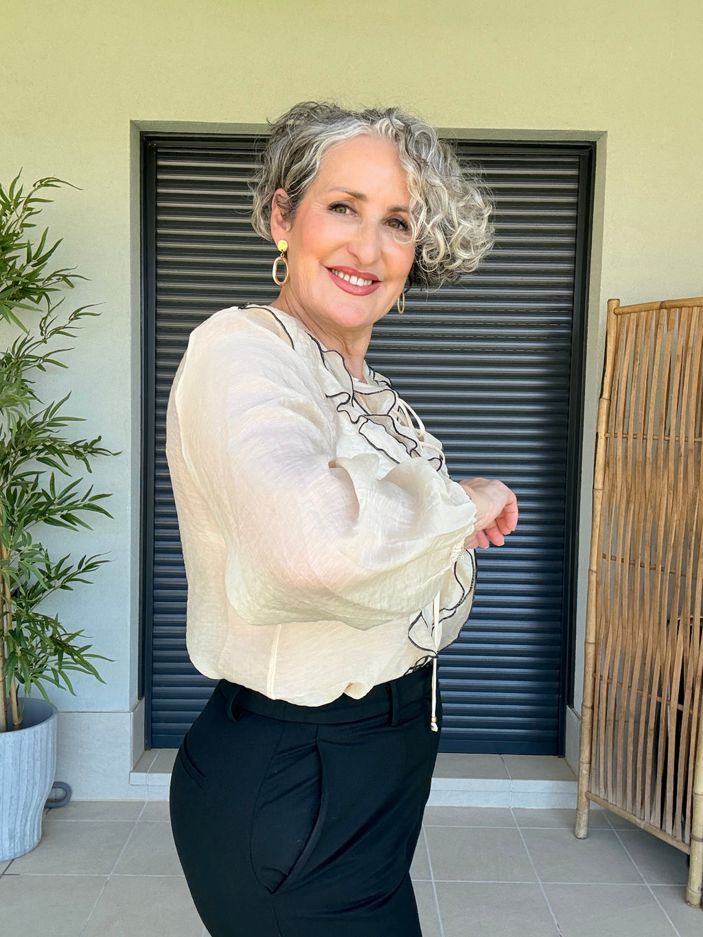 Blusa de Gasa Beige con Ribetes Negros, Volantes y Cordón Cruzado