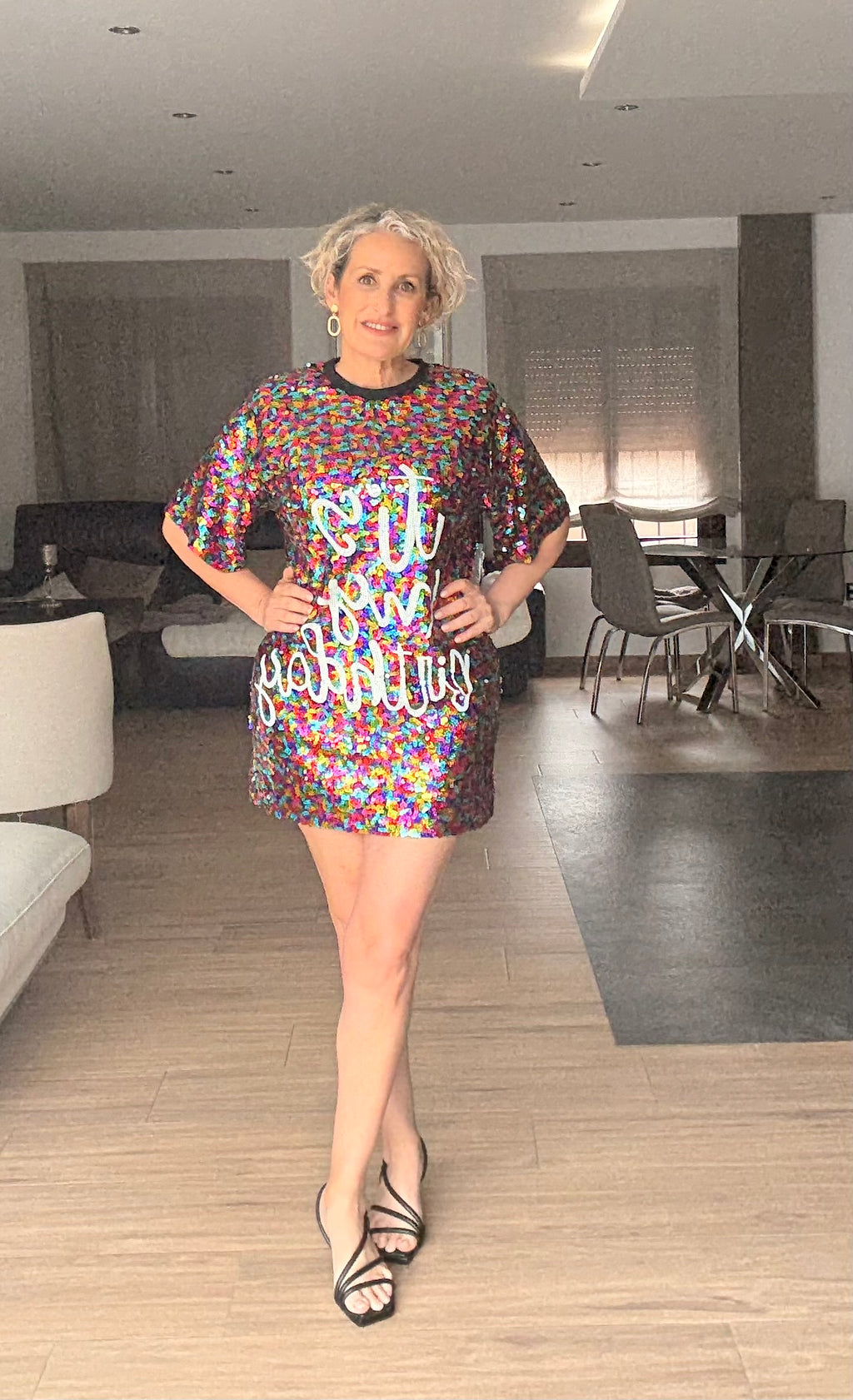 Vestito a maniche corte con paillettes arcobaleno in 7 colori