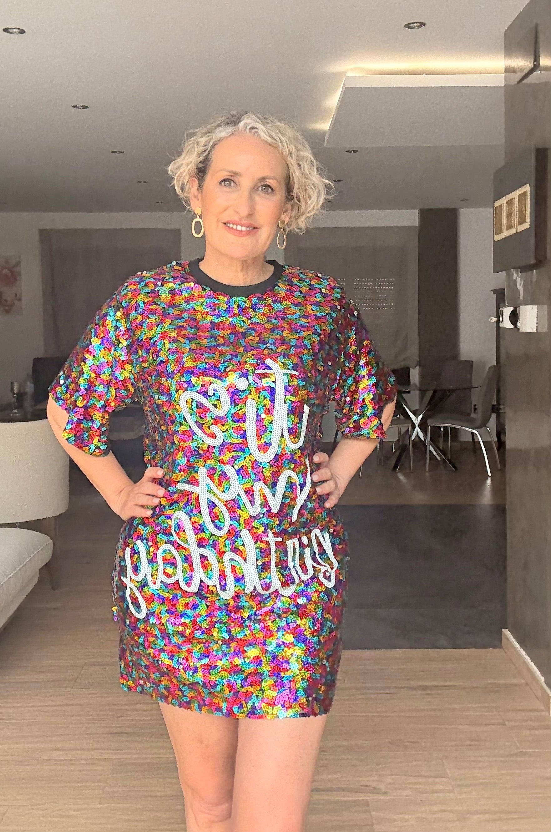 Robe à manches courtes à sequins arc-en-ciel 7 couleurs
