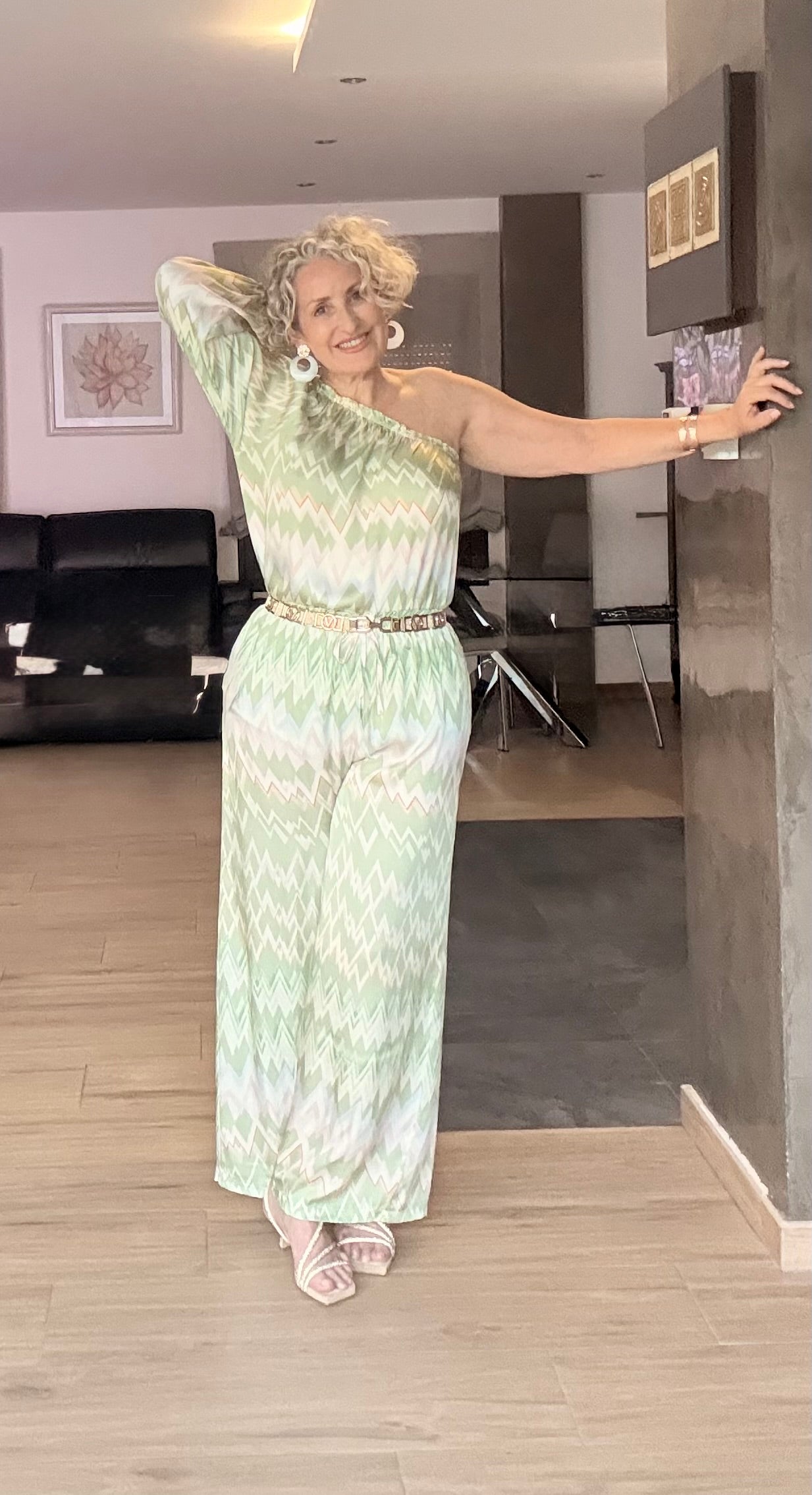 Conjunto Satén Zigzag Verde Blusa Asimétrica Un Hombro y Pantalón Palazzo