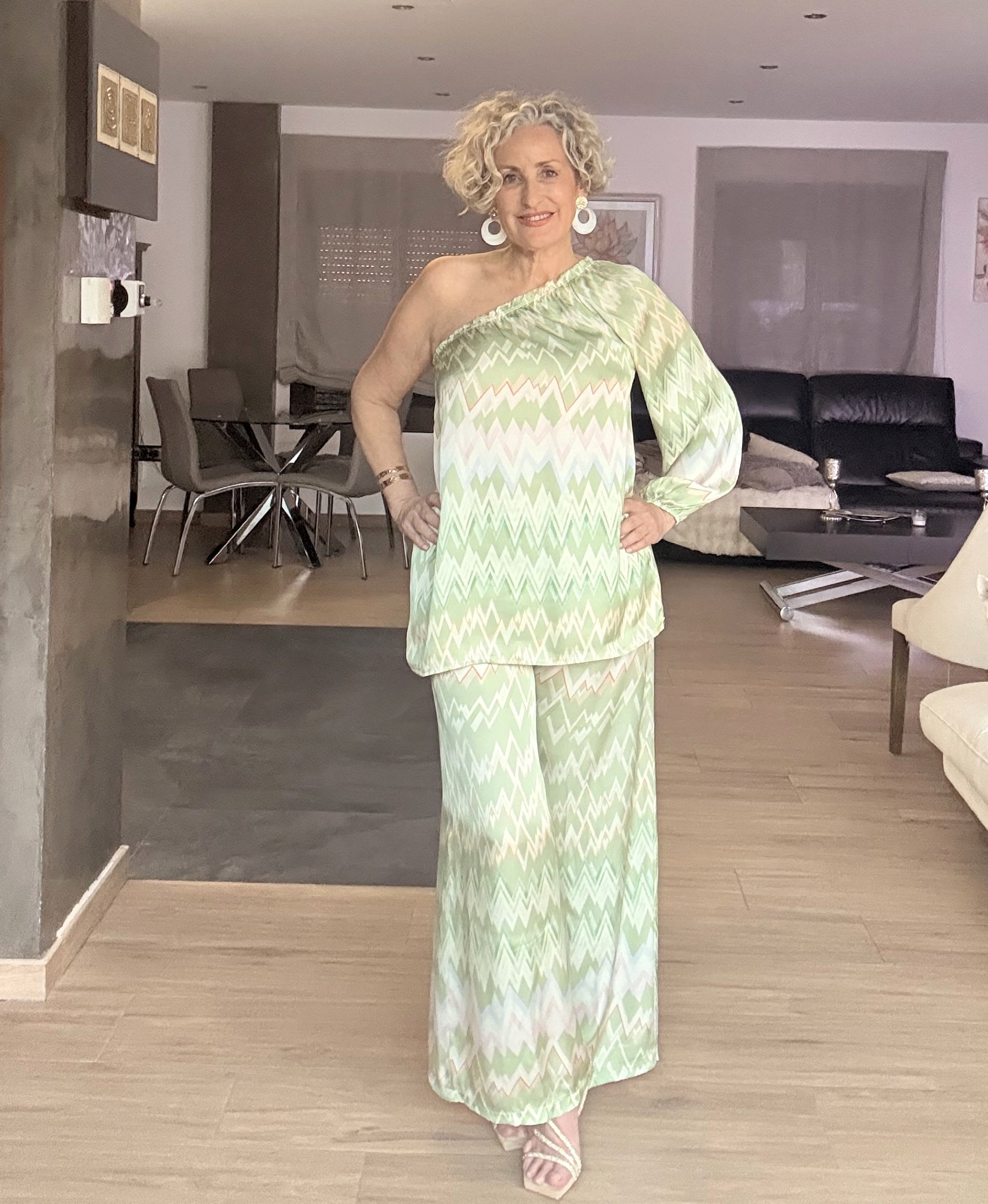 Conjunto Satén Zigzag Verde Blusa Asimétrica Un Hombro y Pantalón Palazzo