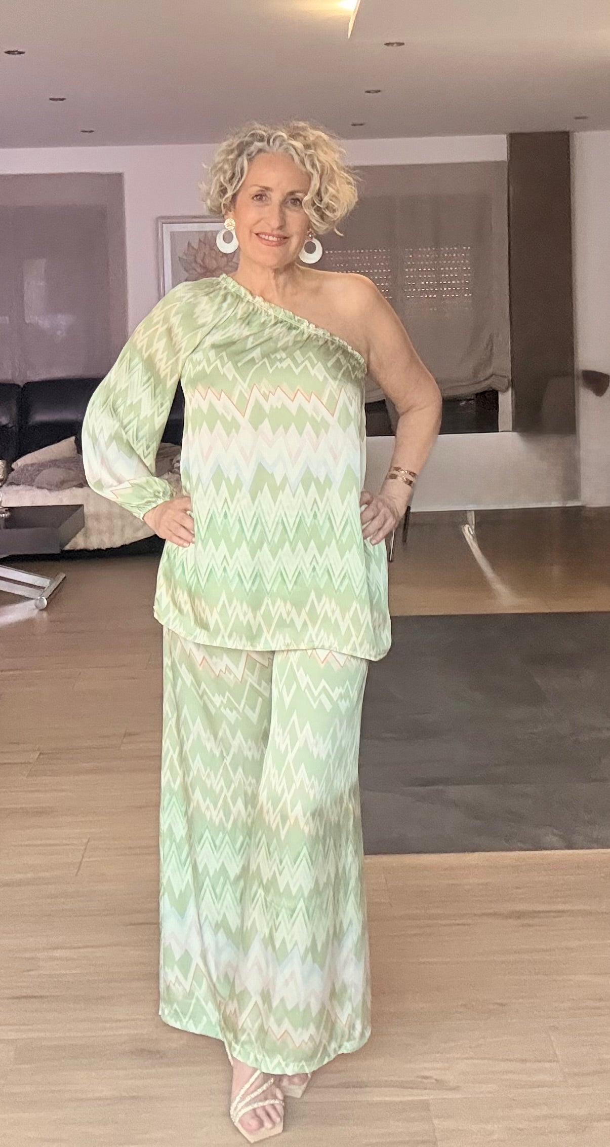 Conjunto Satén Zigzag Verde Blusa Asimétrica Un Hombro y Pantalón Palazzo