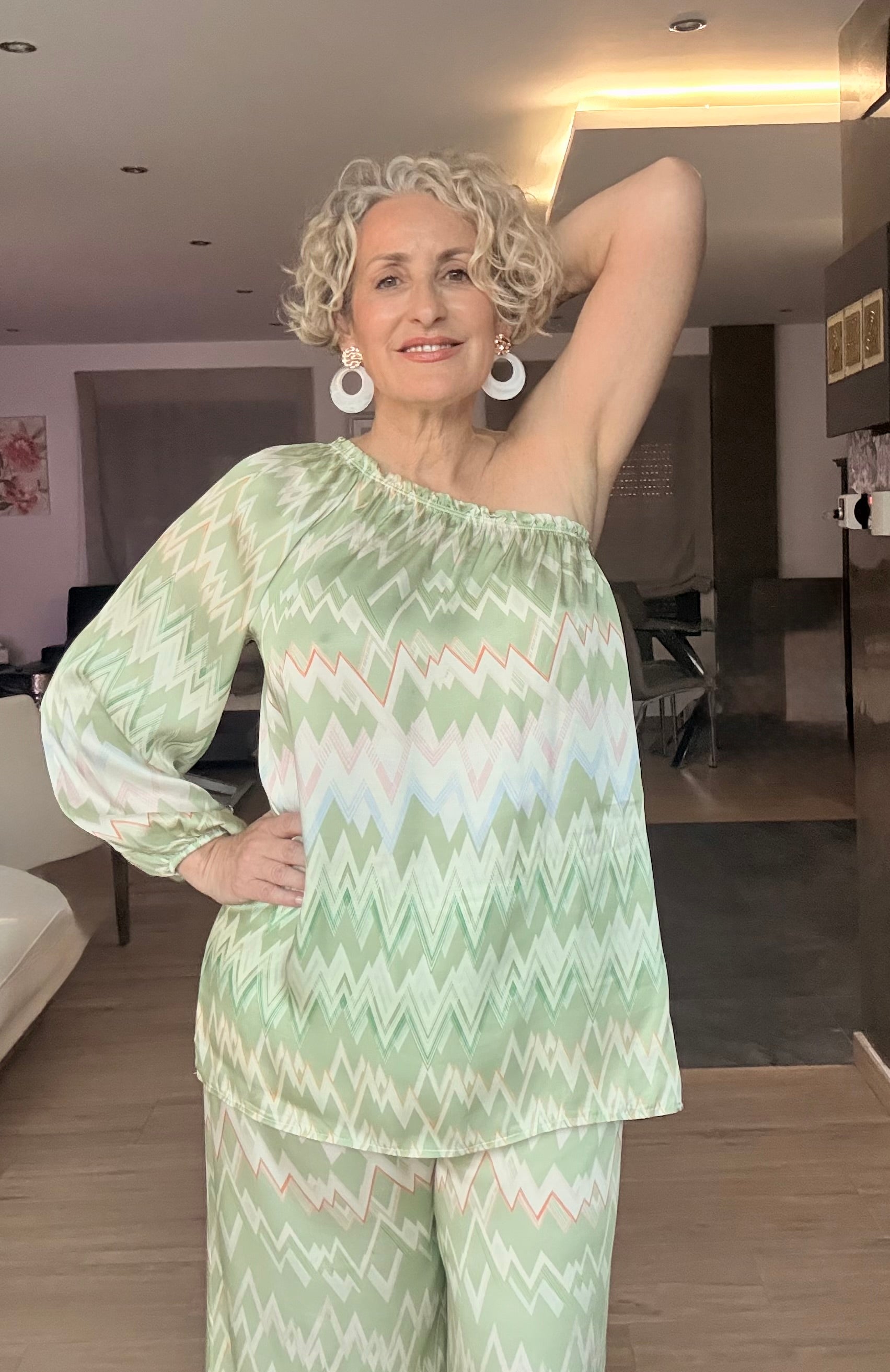 Conjunto Satén Zigzag Verde Blusa Asimétrica Un Hombro y Pantalón Palazzo