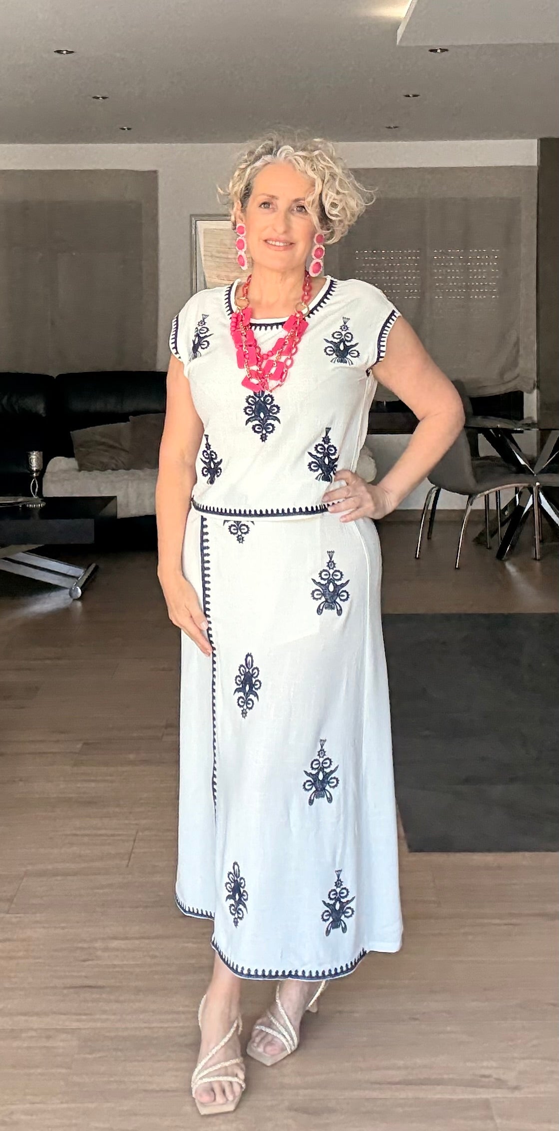 Conjunto Lino Blanco con Bordados Azul Marino | Blusa y Falda Pareo