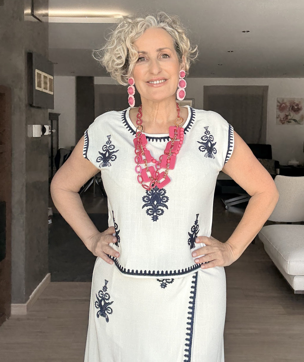 Conjunto Lino Blanco con Bordados Azul Marino | Blusa y Falda Pareo