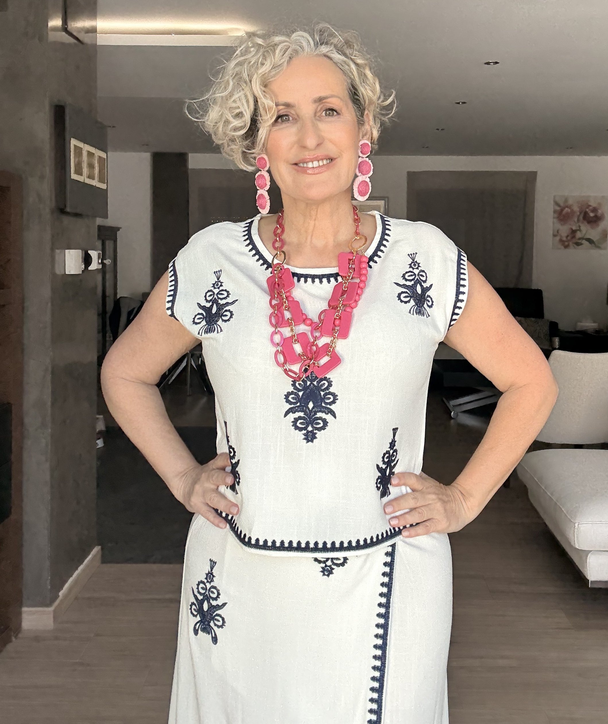 Conjunto Lino Blanco con Bordados Azul Marino | Blusa y Falda Pareo
