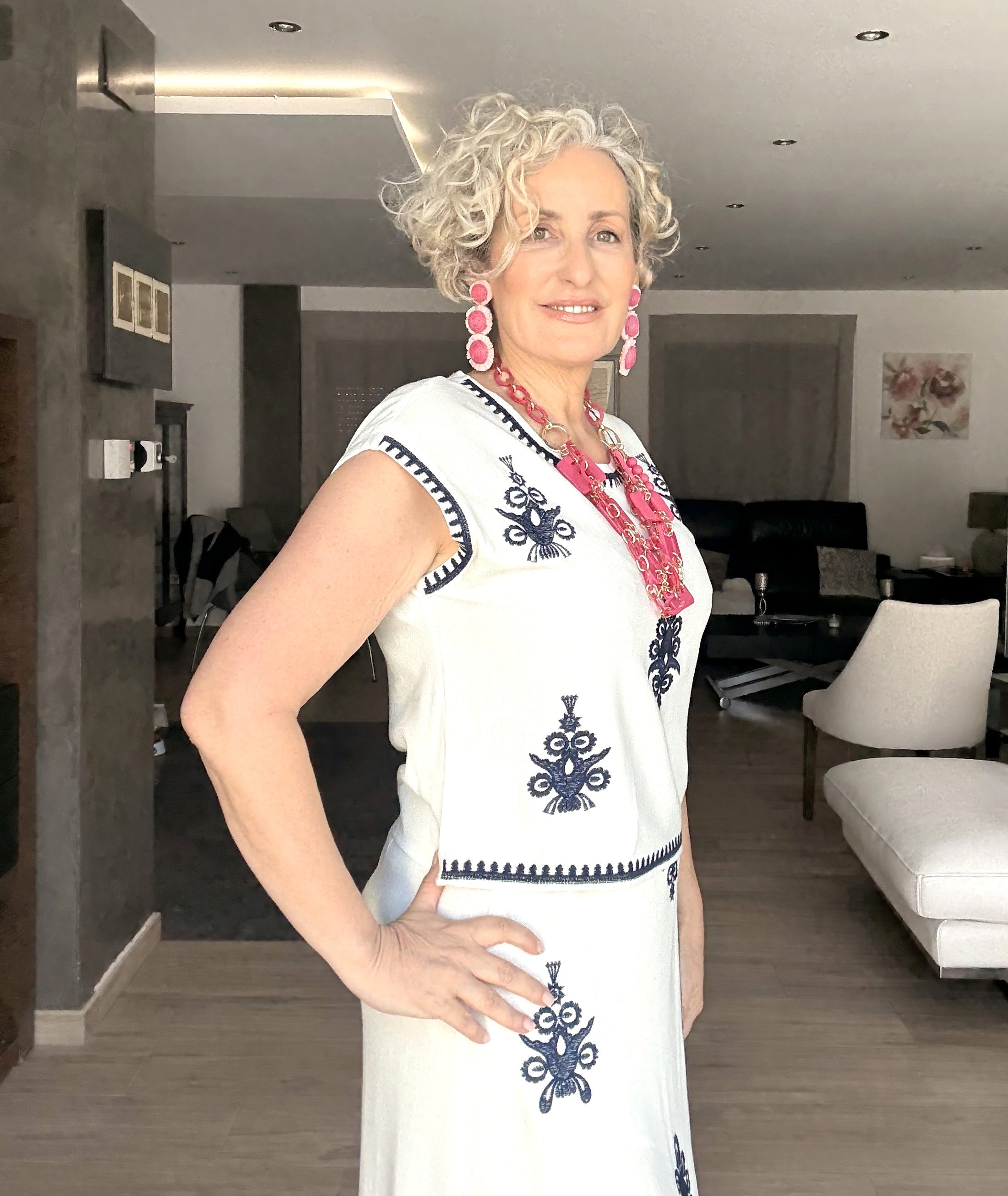 Conjunto Lino Blanco con Bordados Azul Marino | Blusa y Falda Pareo