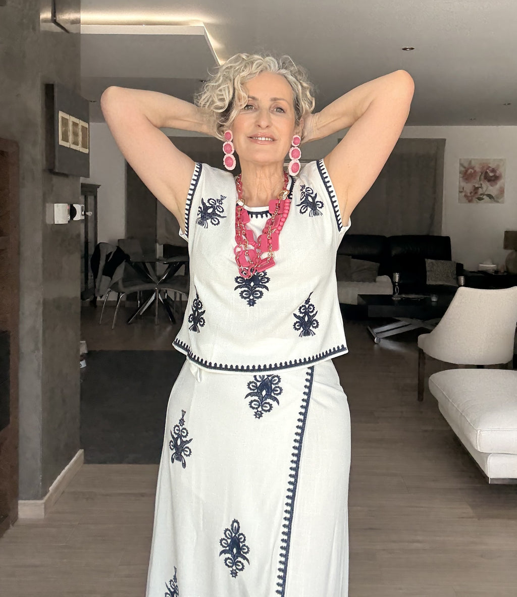 Conjunto Lino Blanco con Bordados Azul Marino | Blusa y Falda Pareo