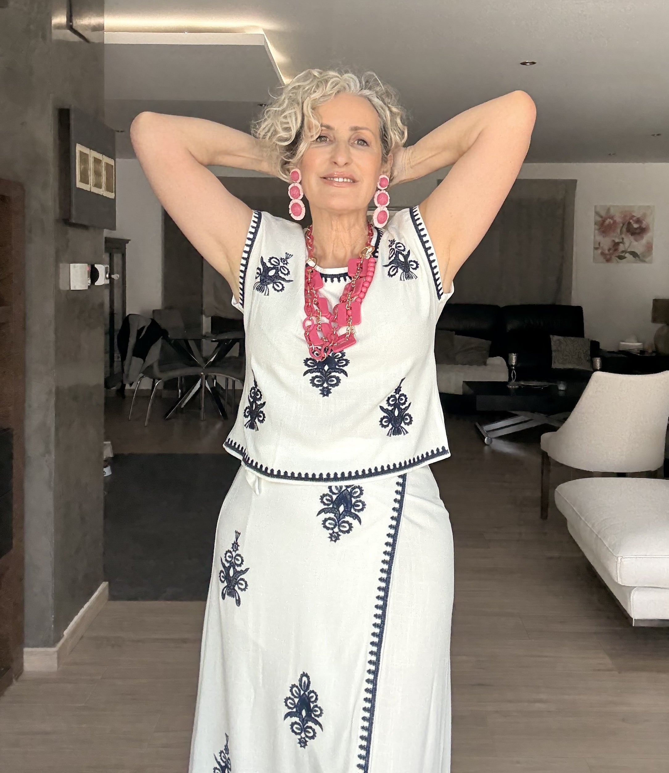 Conjunto Lino Blanco con Bordados Azul Marino | Blusa y Falda Pareo