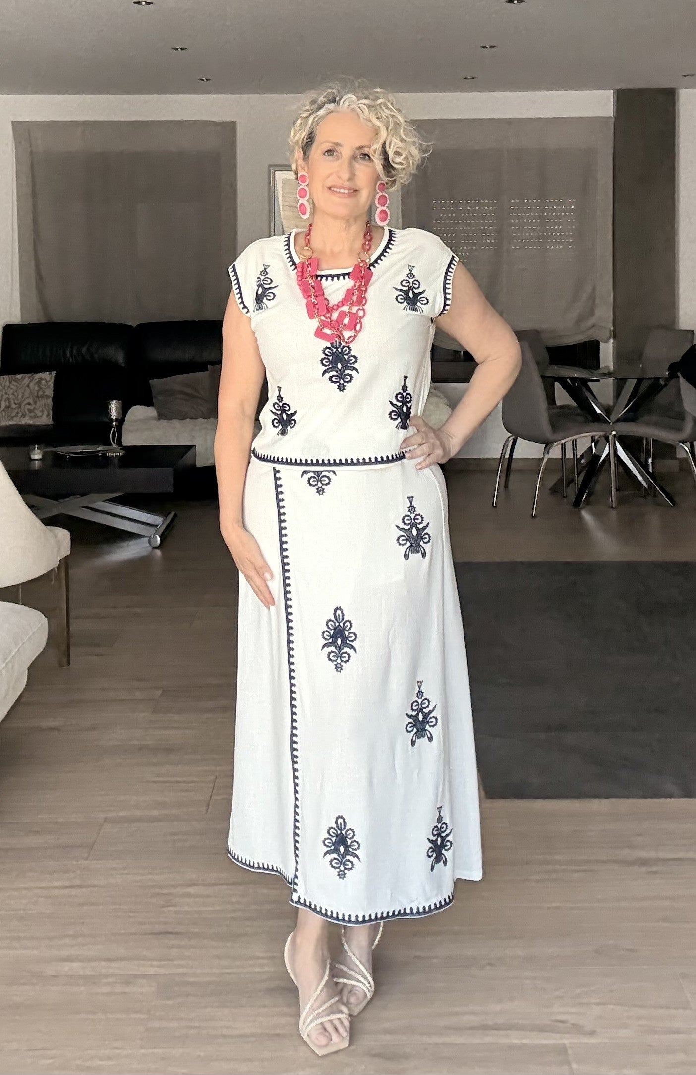 Conjunto Lino Blanco con Bordados Azul Marino | Blusa y Falda Pareo