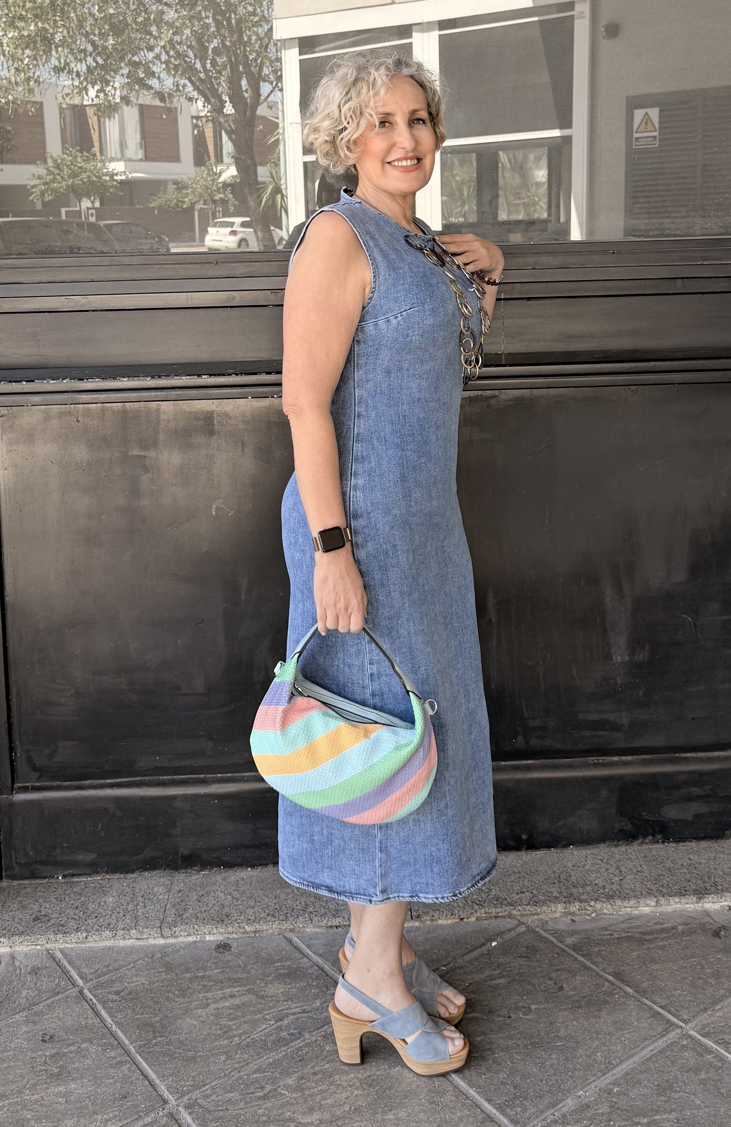 Vestido Denim Largo Cuello Caja con Abertura Trasera