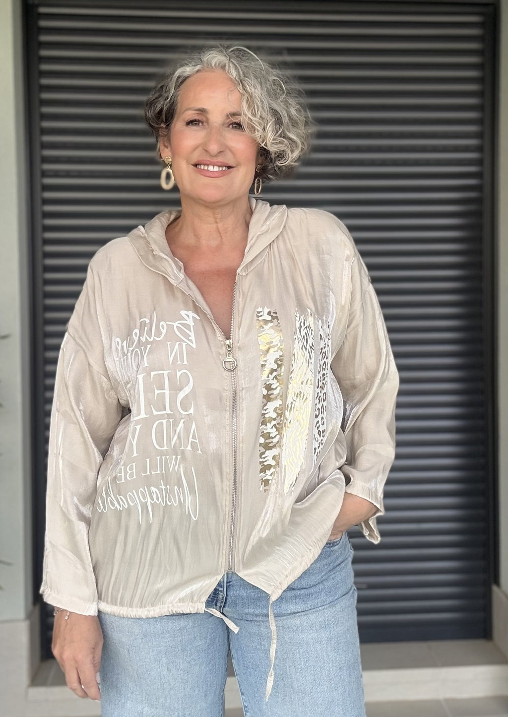 Cazadora Bomber Satinada Camel con Capucha