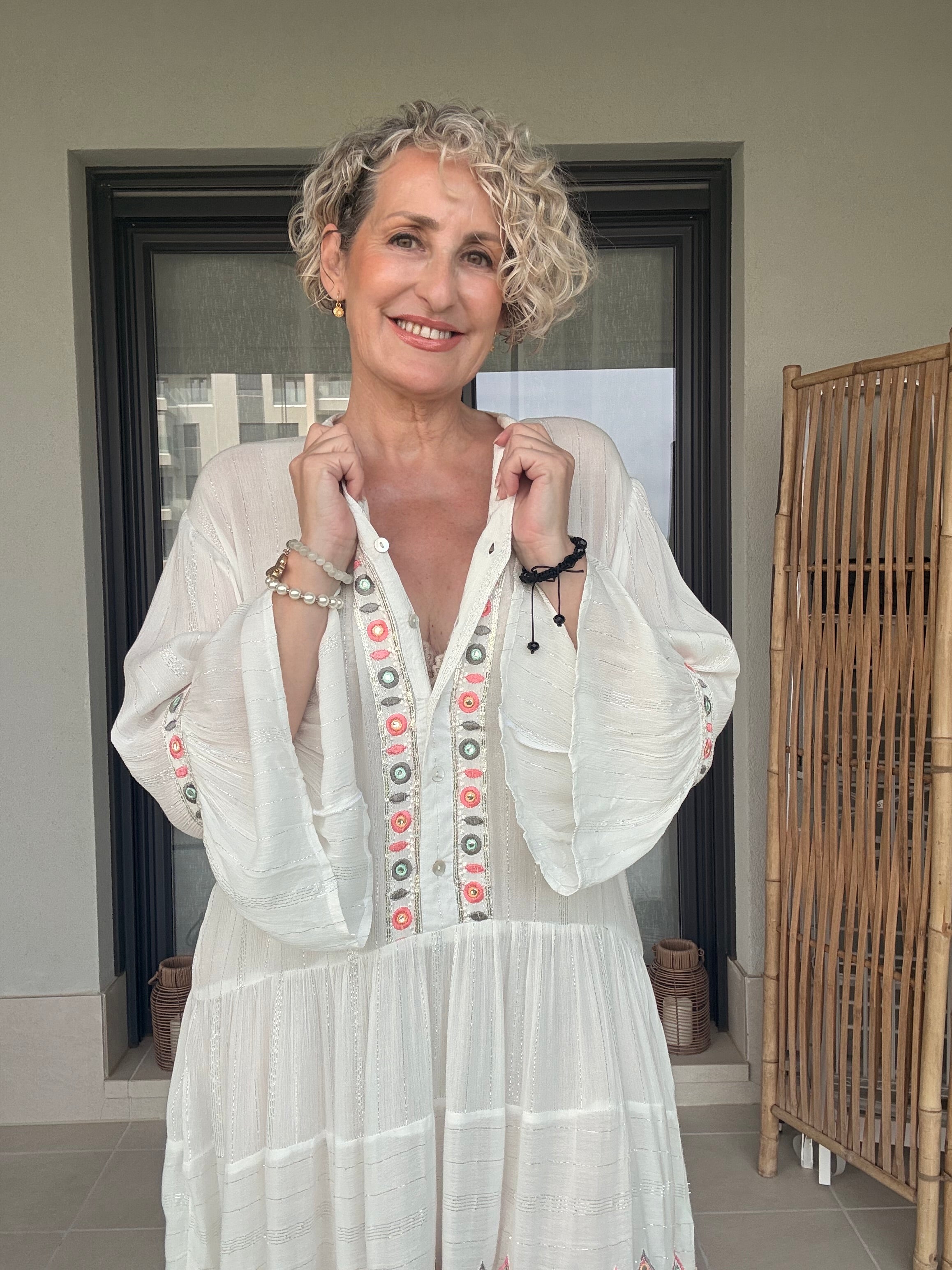 Túnica Blanca Artesanal Siya con Bordados y Líneas Plateadas