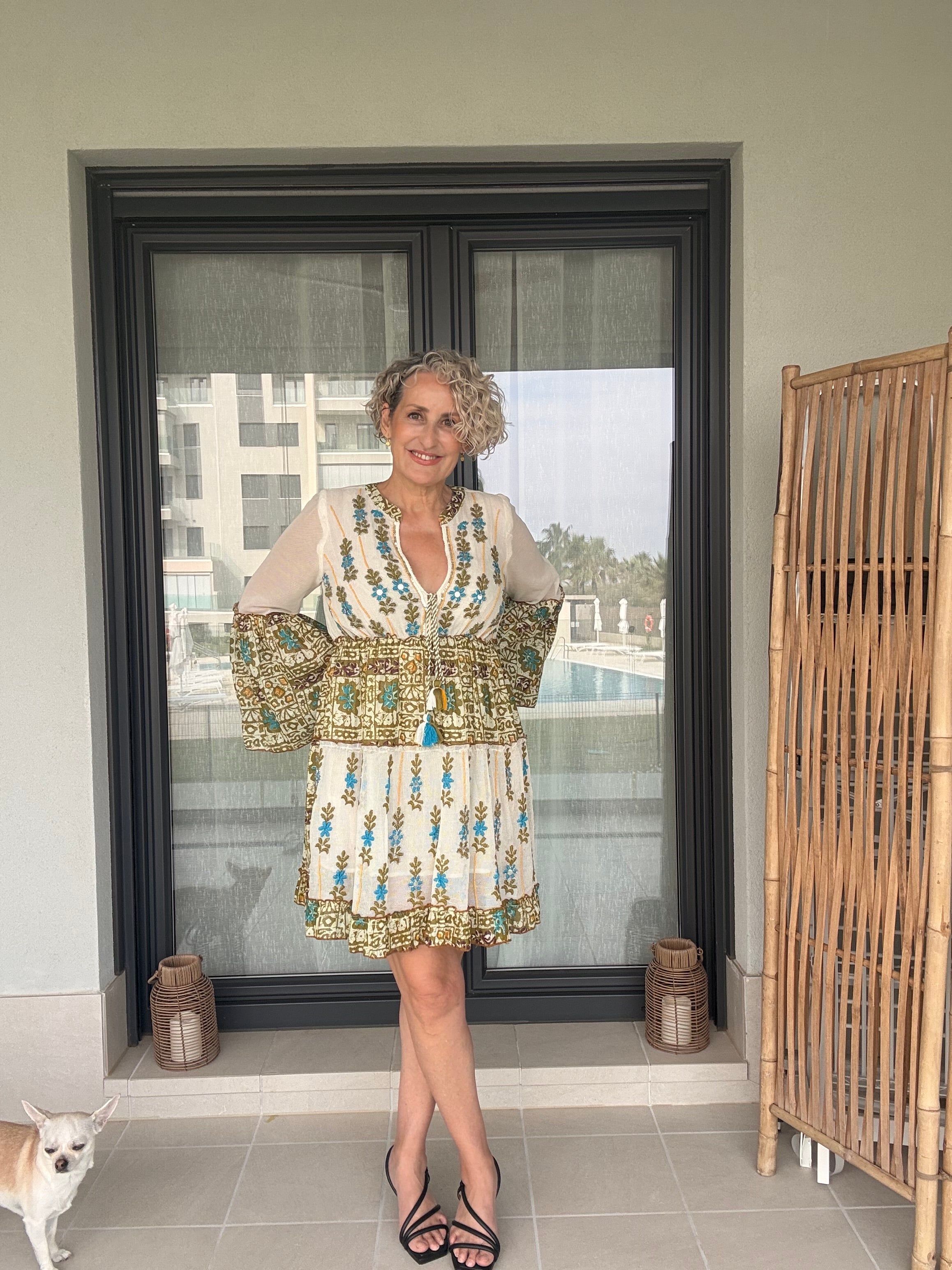 Vestido Artesanal Siya Bordado a Mano | Patchwork Verde con Adornos en Plata