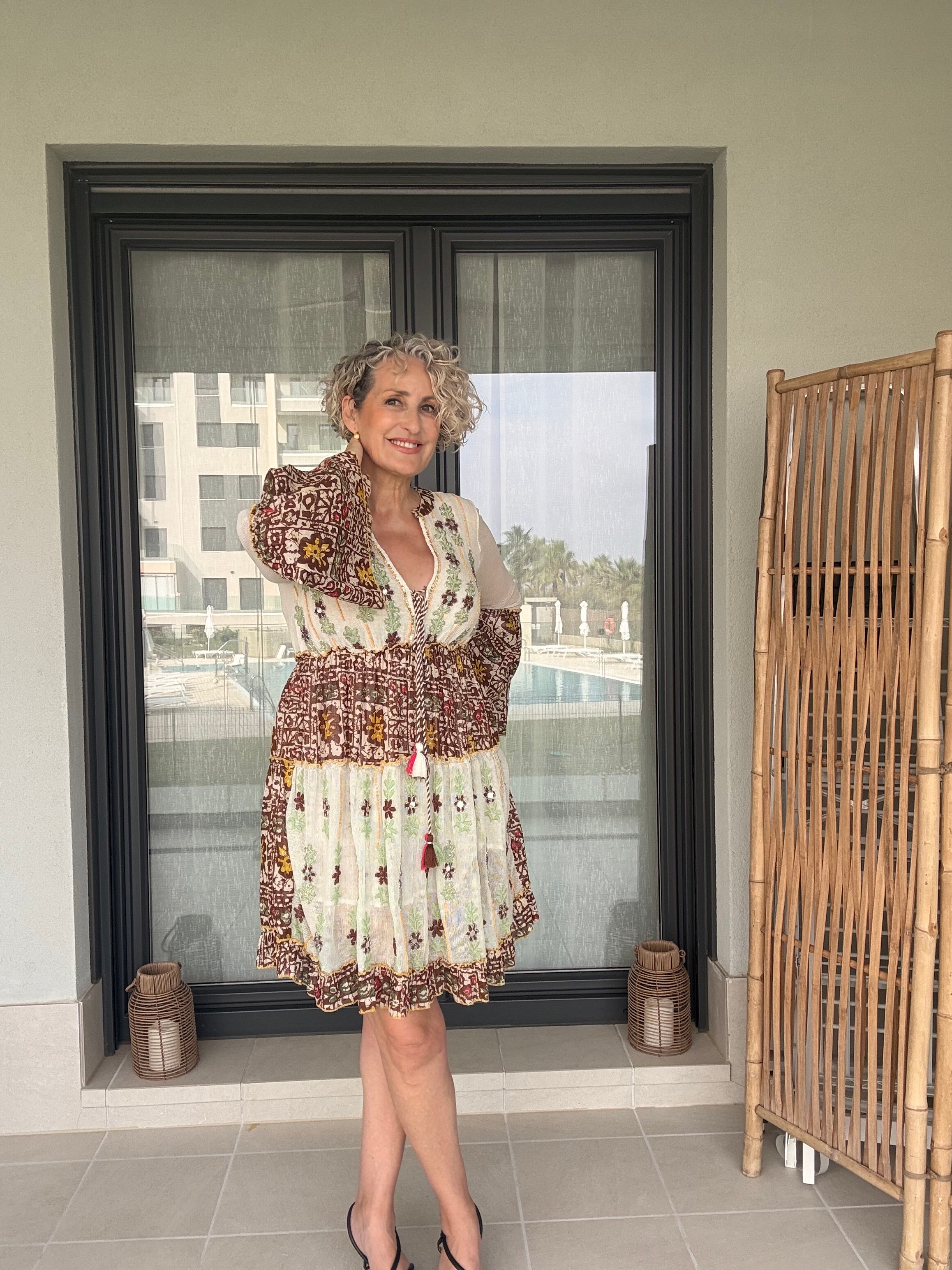 Vestido Artesanal Siya Bordado a Mano | Patchwork Marrón con Adornos en Plata