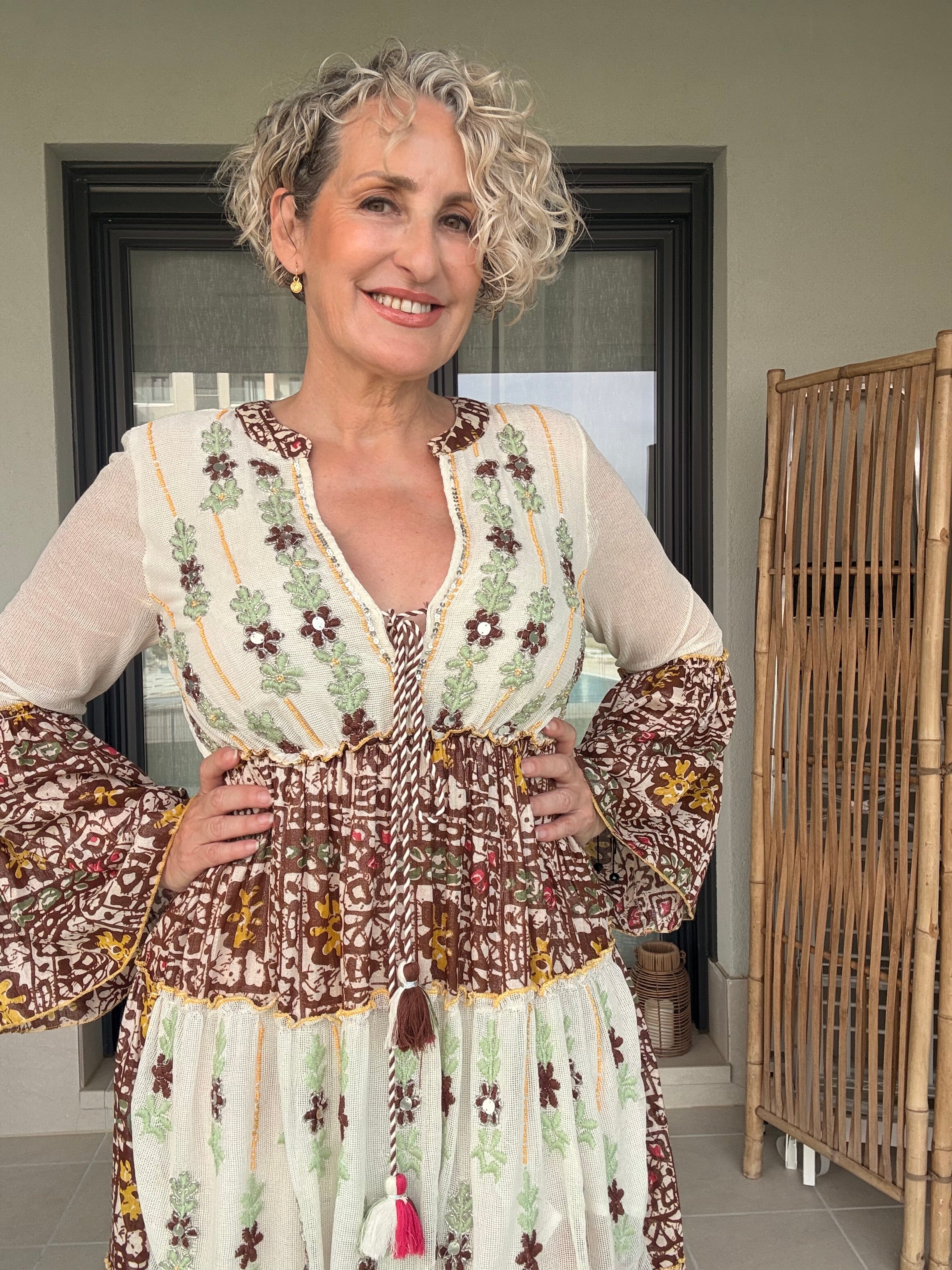 Vestido Artesanal Siya Bordado a Mano | Patchwork Marrón con Adornos en Plata