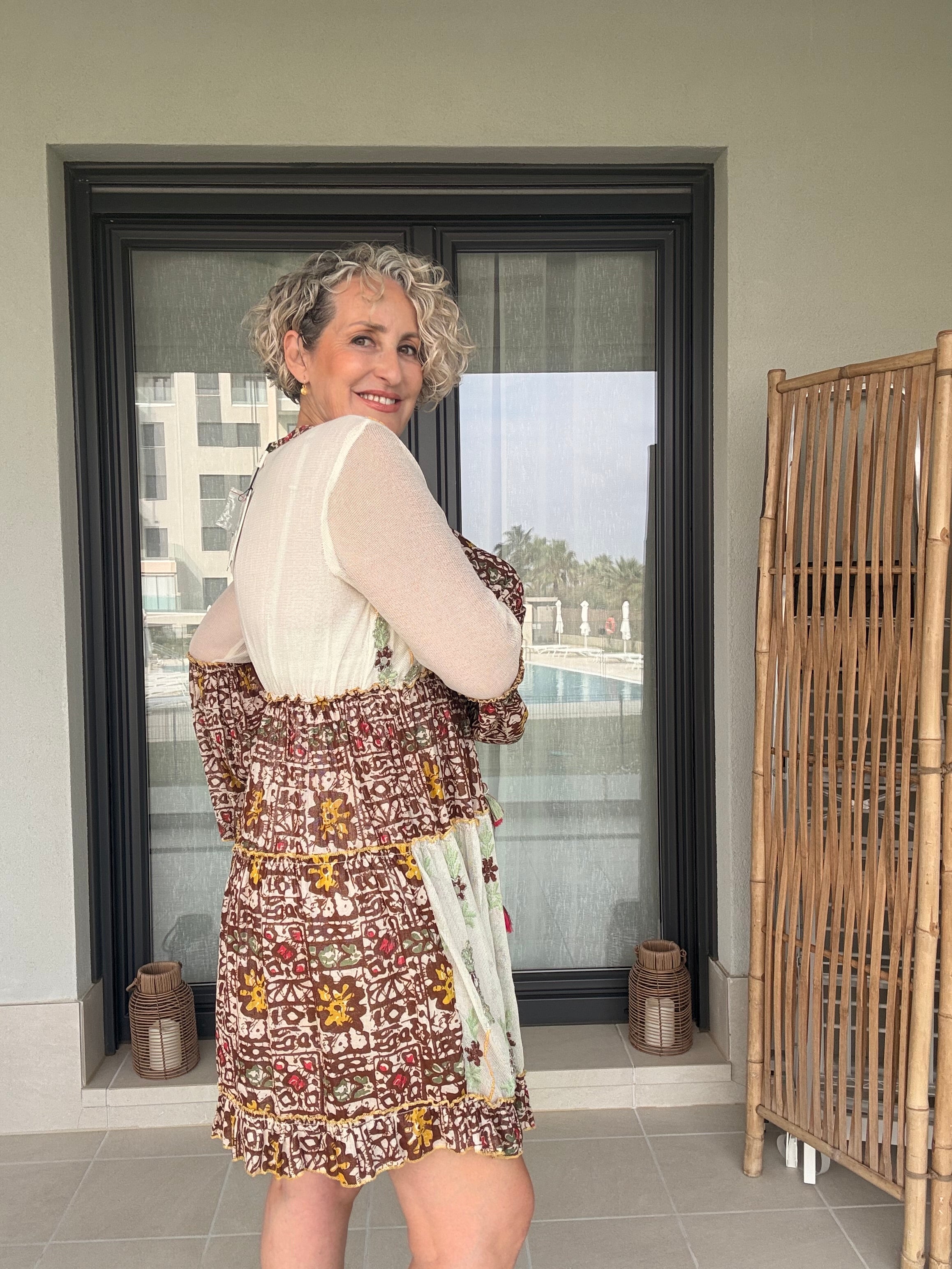 Vestido Artesanal Siya Bordado a Mano | Patchwork Marrón con Adornos en Plata