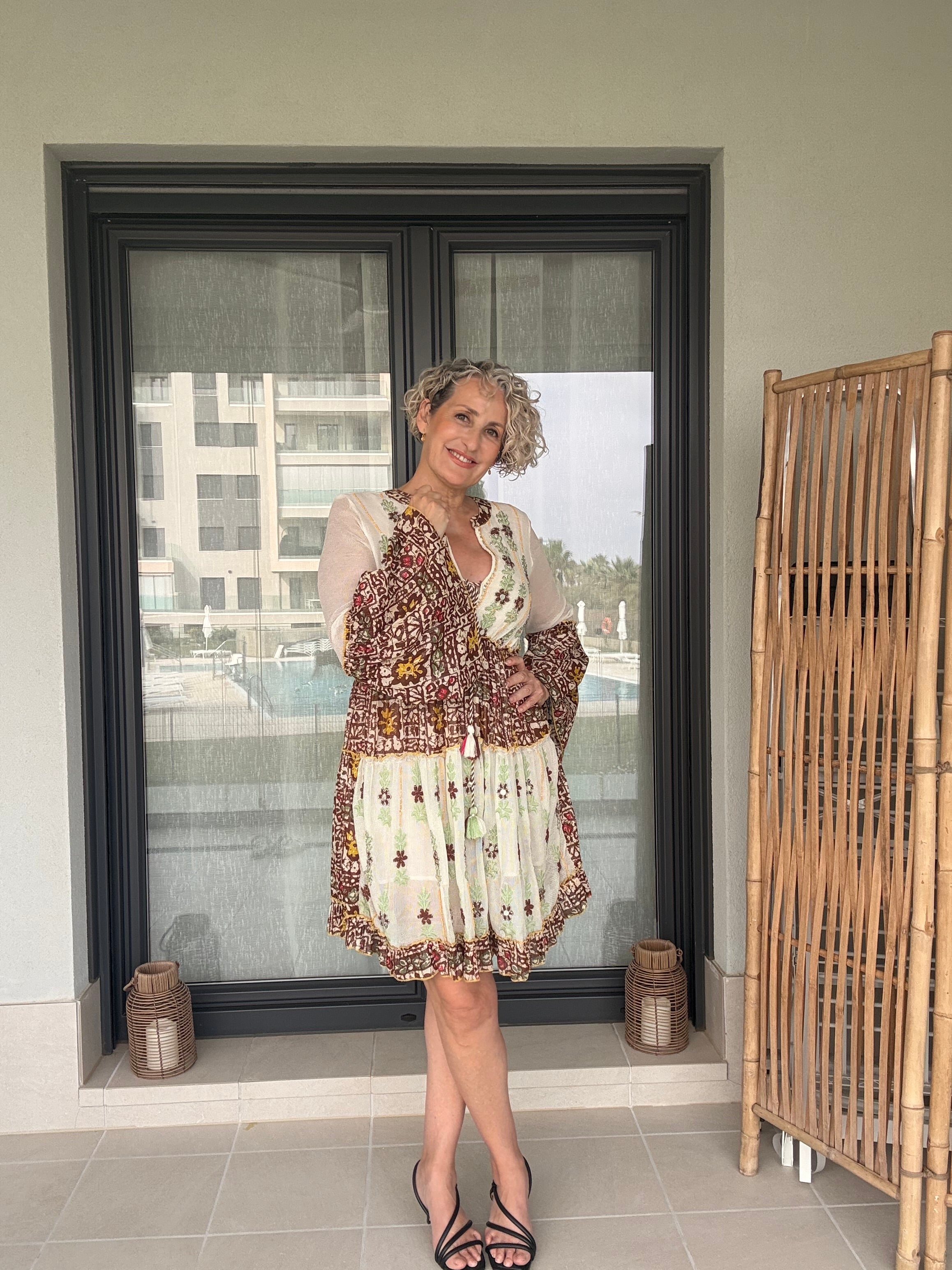 Vestido Artesanal Siya Bordado a Mano | Patchwork Marrón con Adornos en Plata