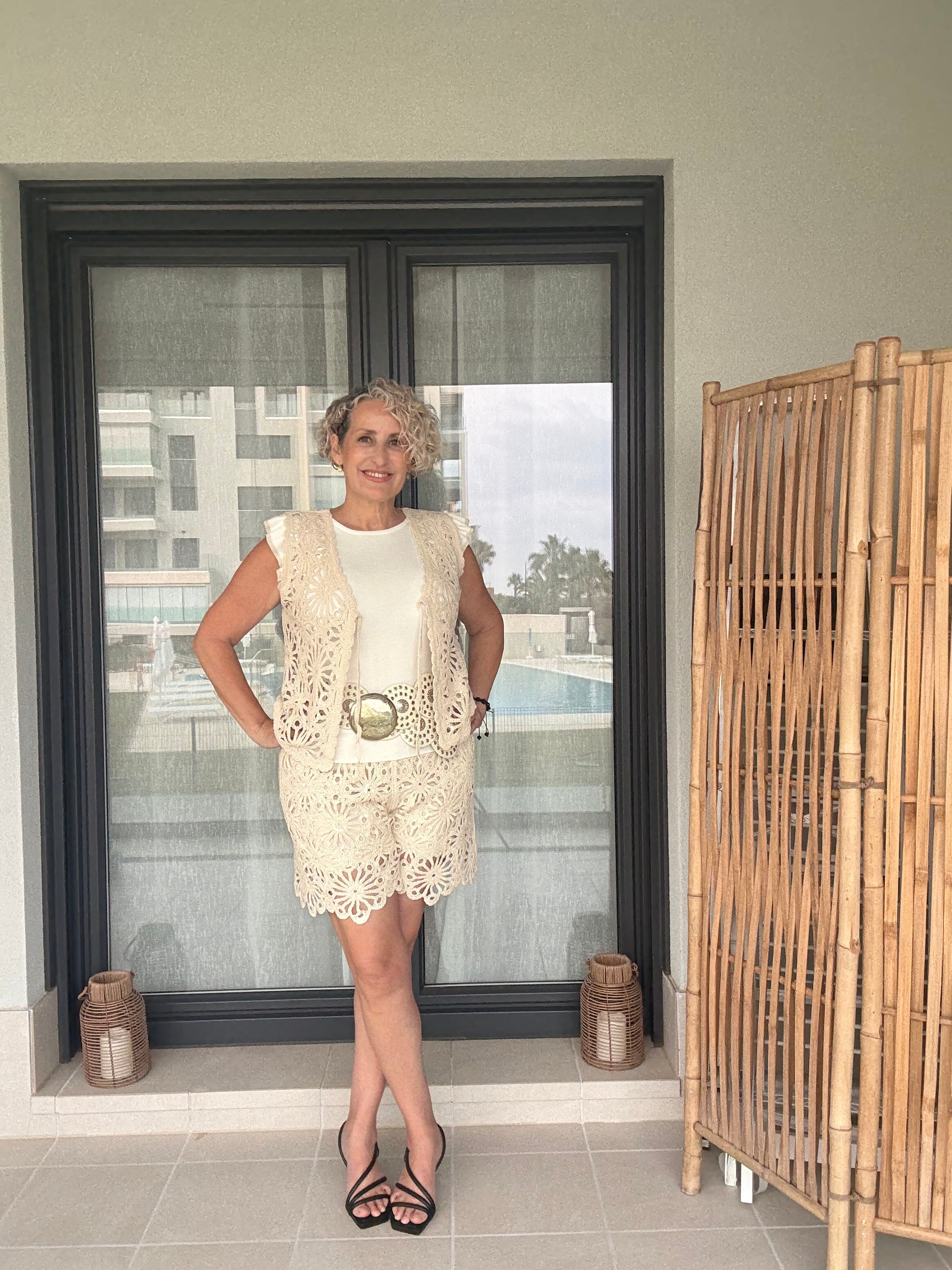 Conjunto Crochet Beige con Lentejuela | Chalequillo y Bermuda