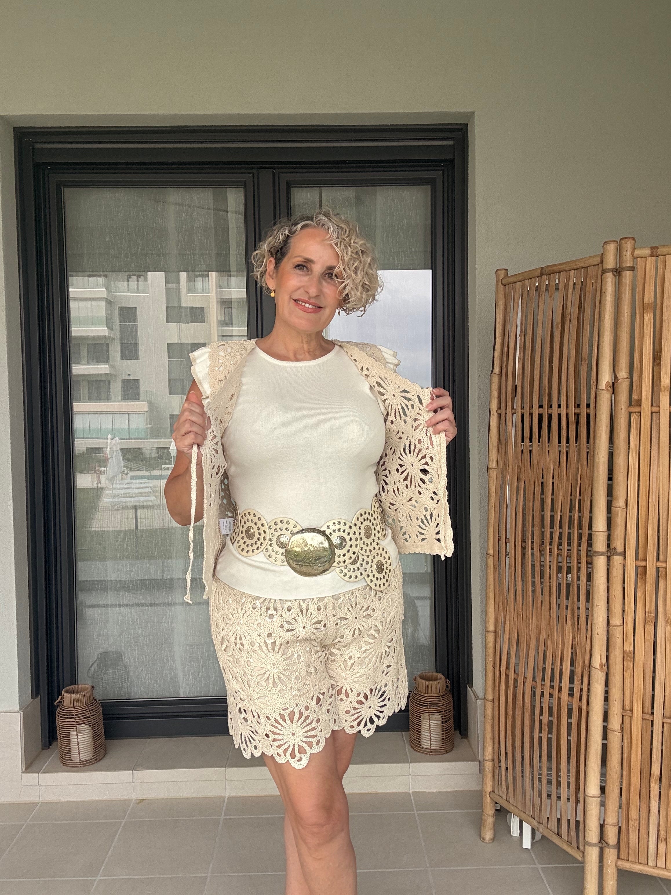 Conjunto Crochet Beige con Lentejuela | Chalequillo y Bermuda