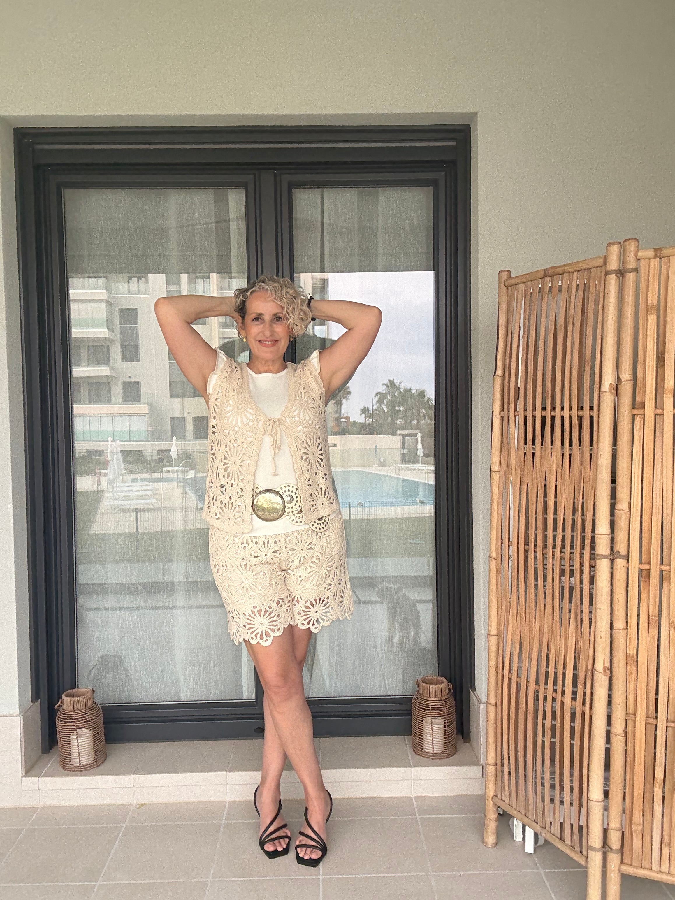Conjunto Crochet Beige con Lentejuela | Chalequillo y Bermuda