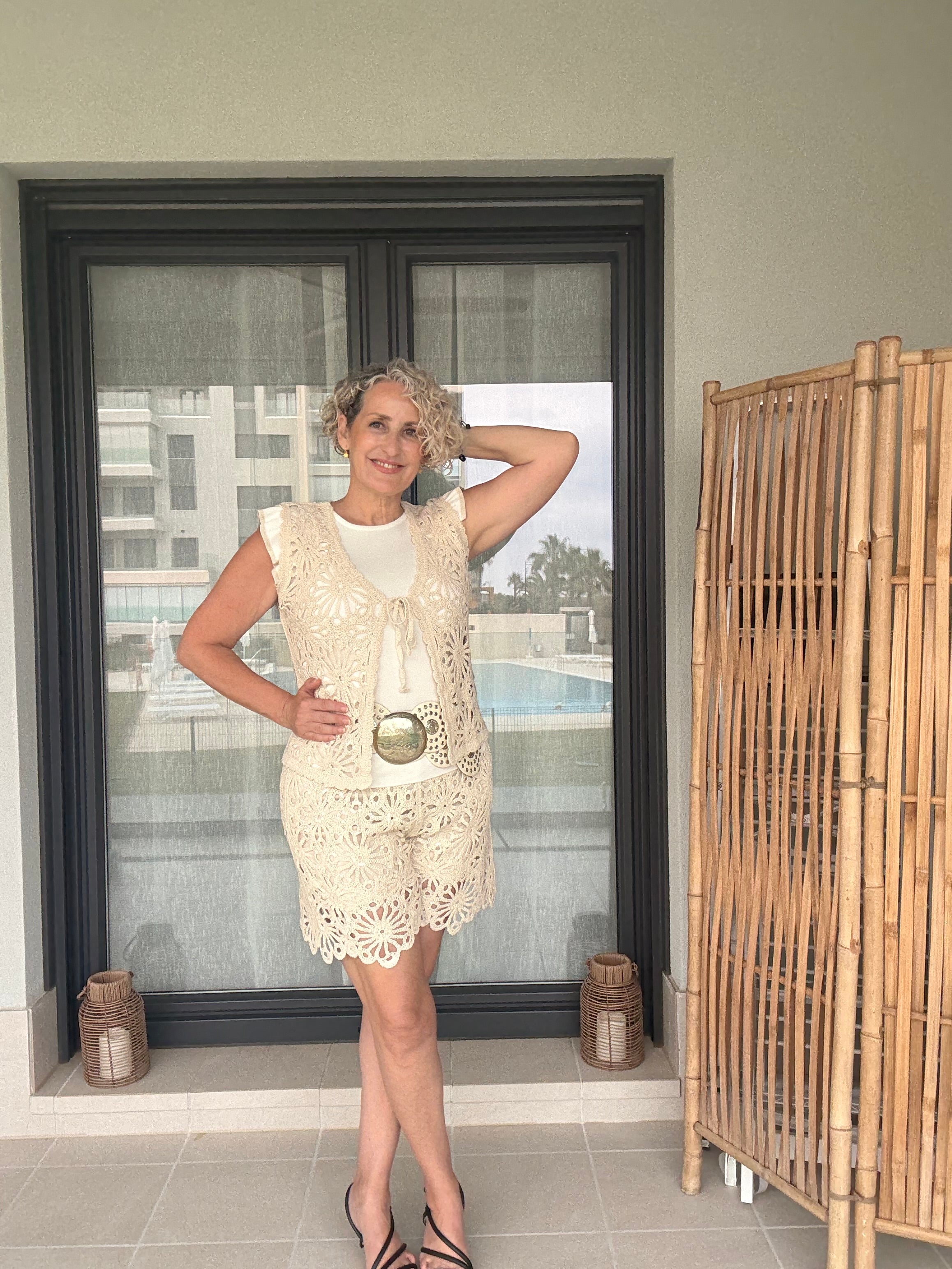 Conjunto Crochet Beige con Lentejuela | Chalequillo y Bermuda