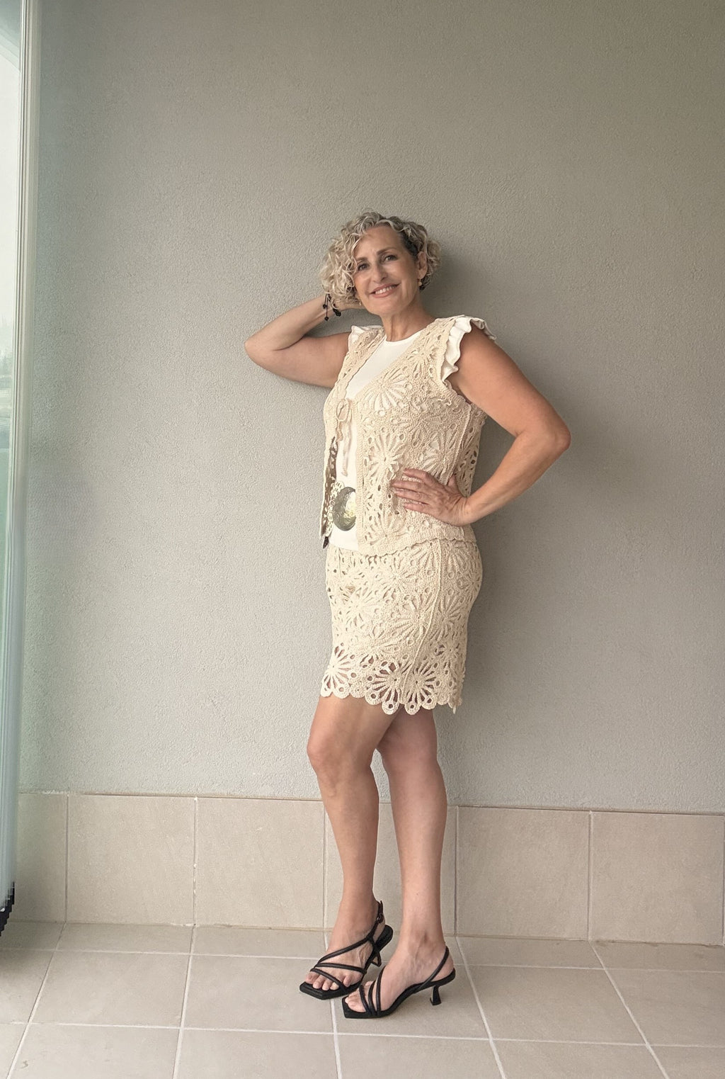 Ensemble Crochet Beige à Paillettes | Gilet et Bermuda