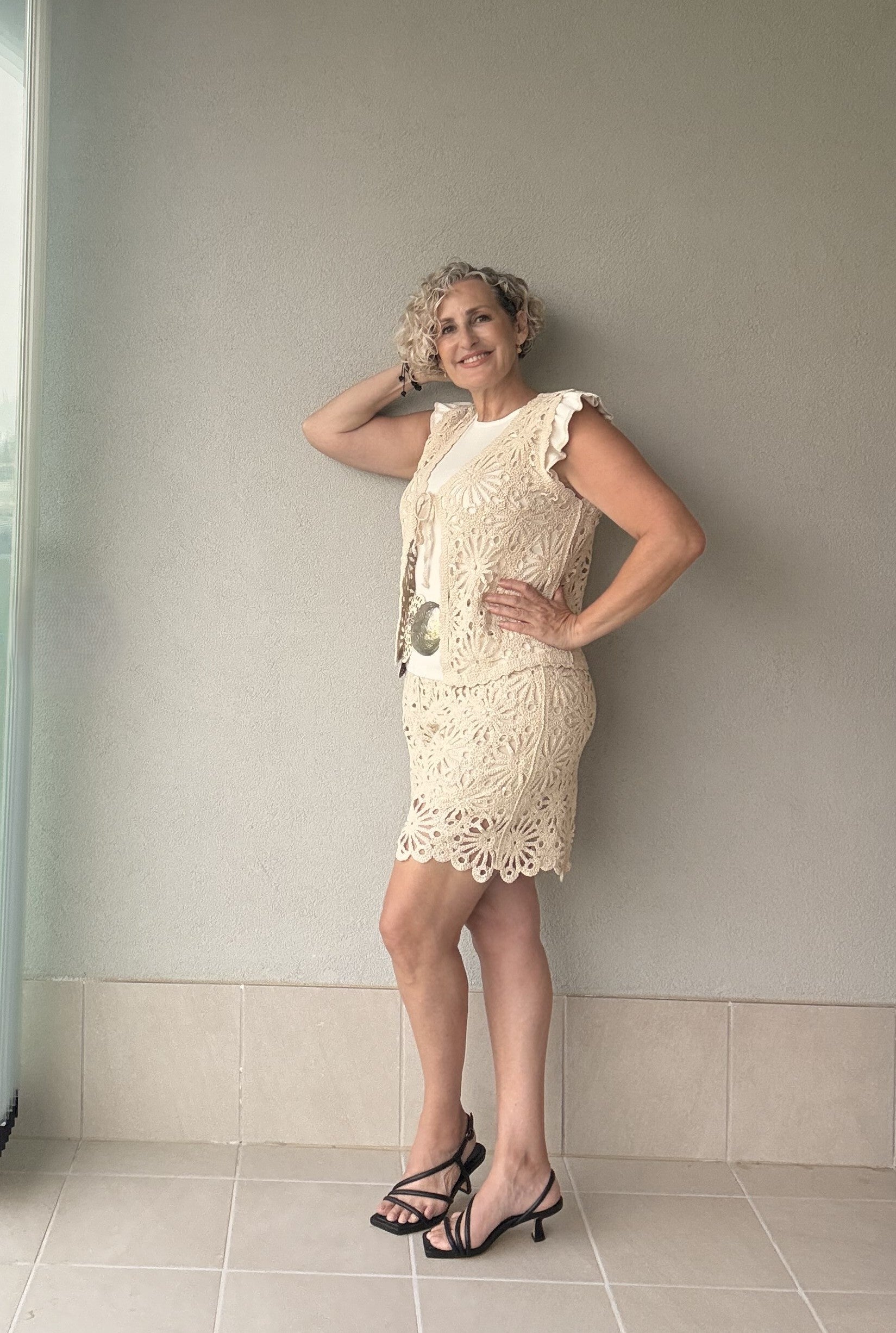 Ensemble Crochet Beige à Paillettes | Gilet et Bermuda