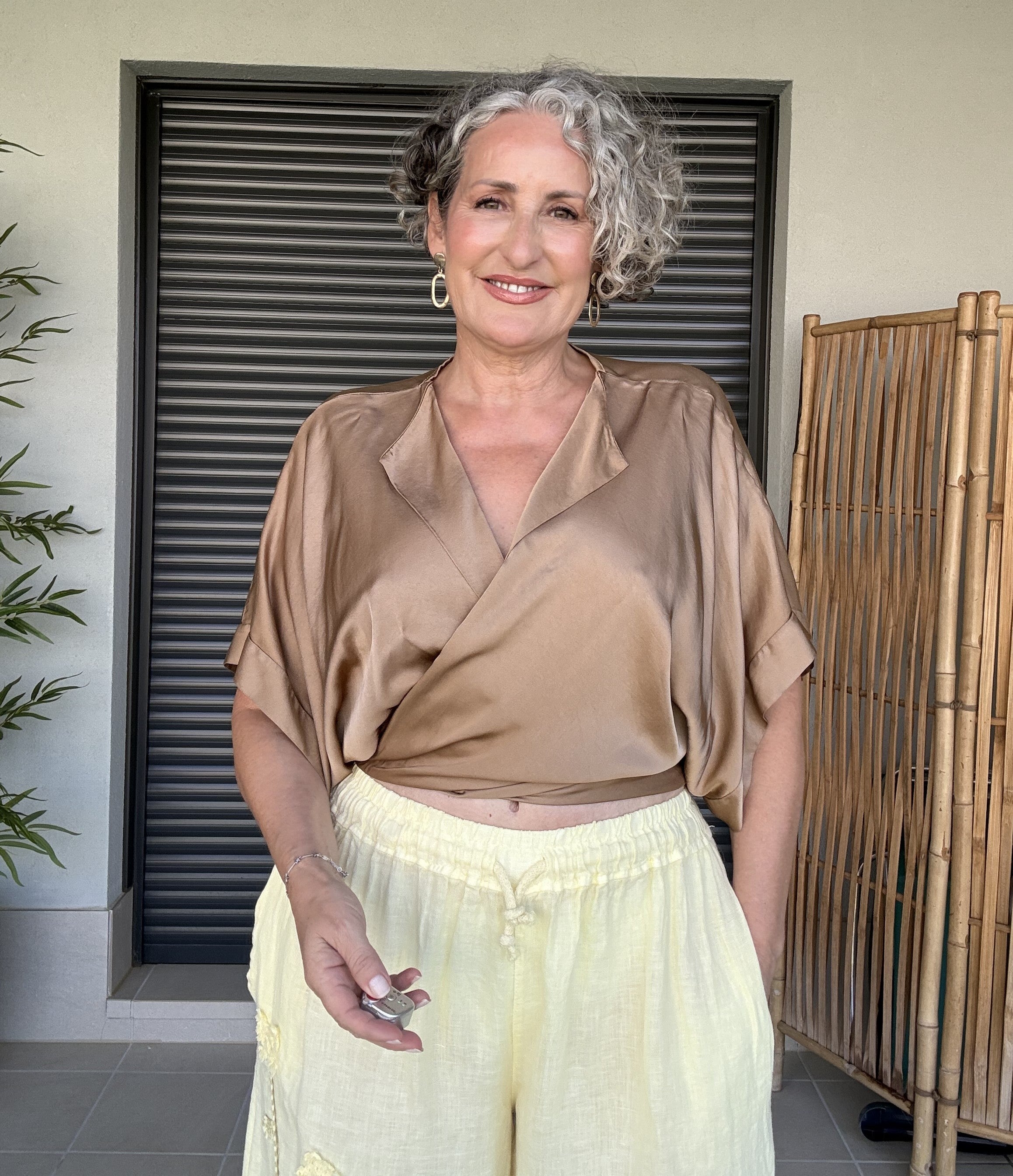Blusa Multiposición Satinada Champán