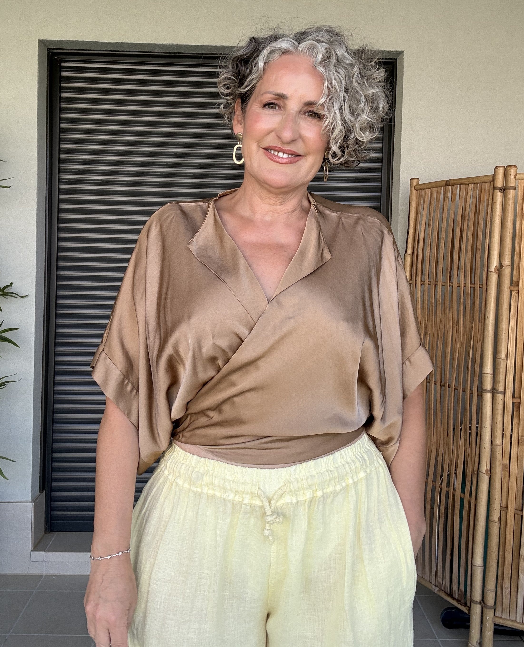 Blusa Multiposición Satinada Champán