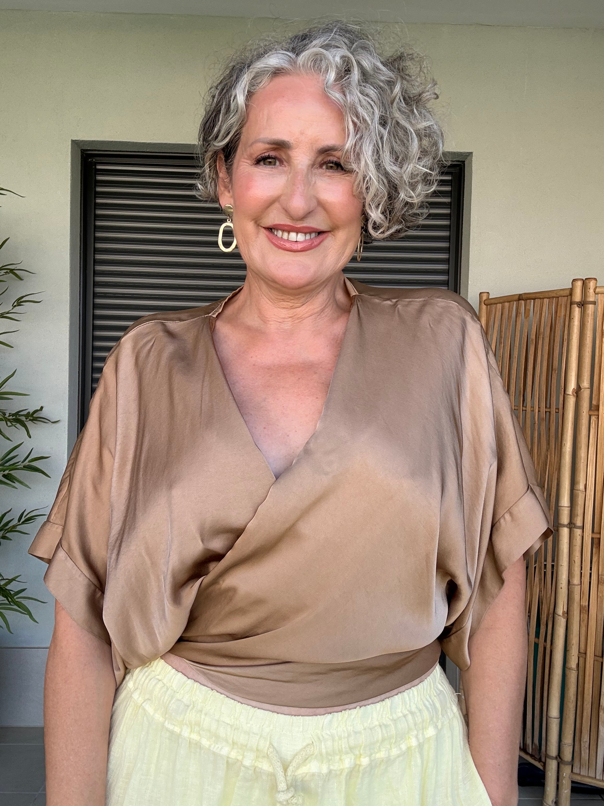 Blusa Multiposición Satinada Champán