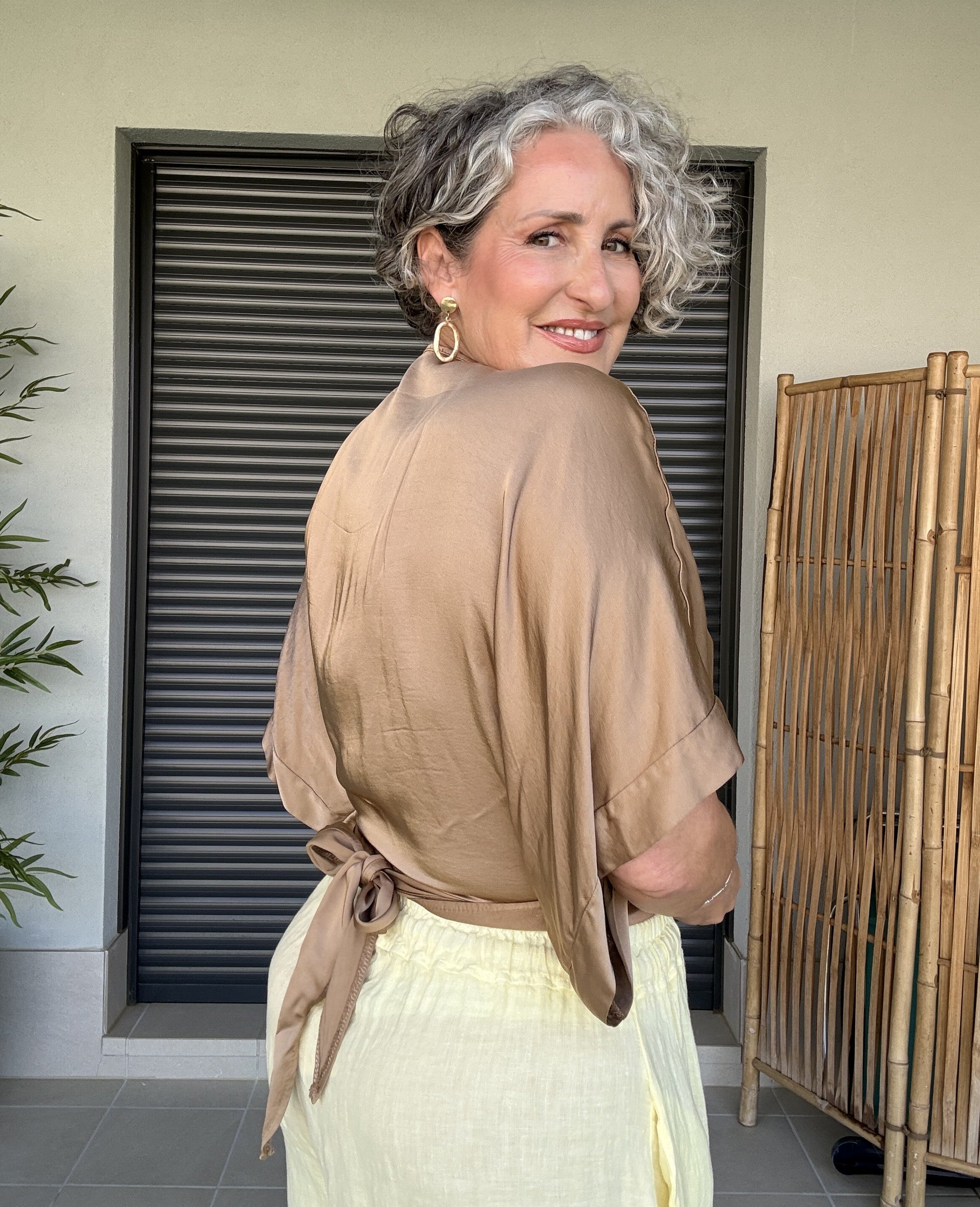 Blusa Multiposición Satinada Champán