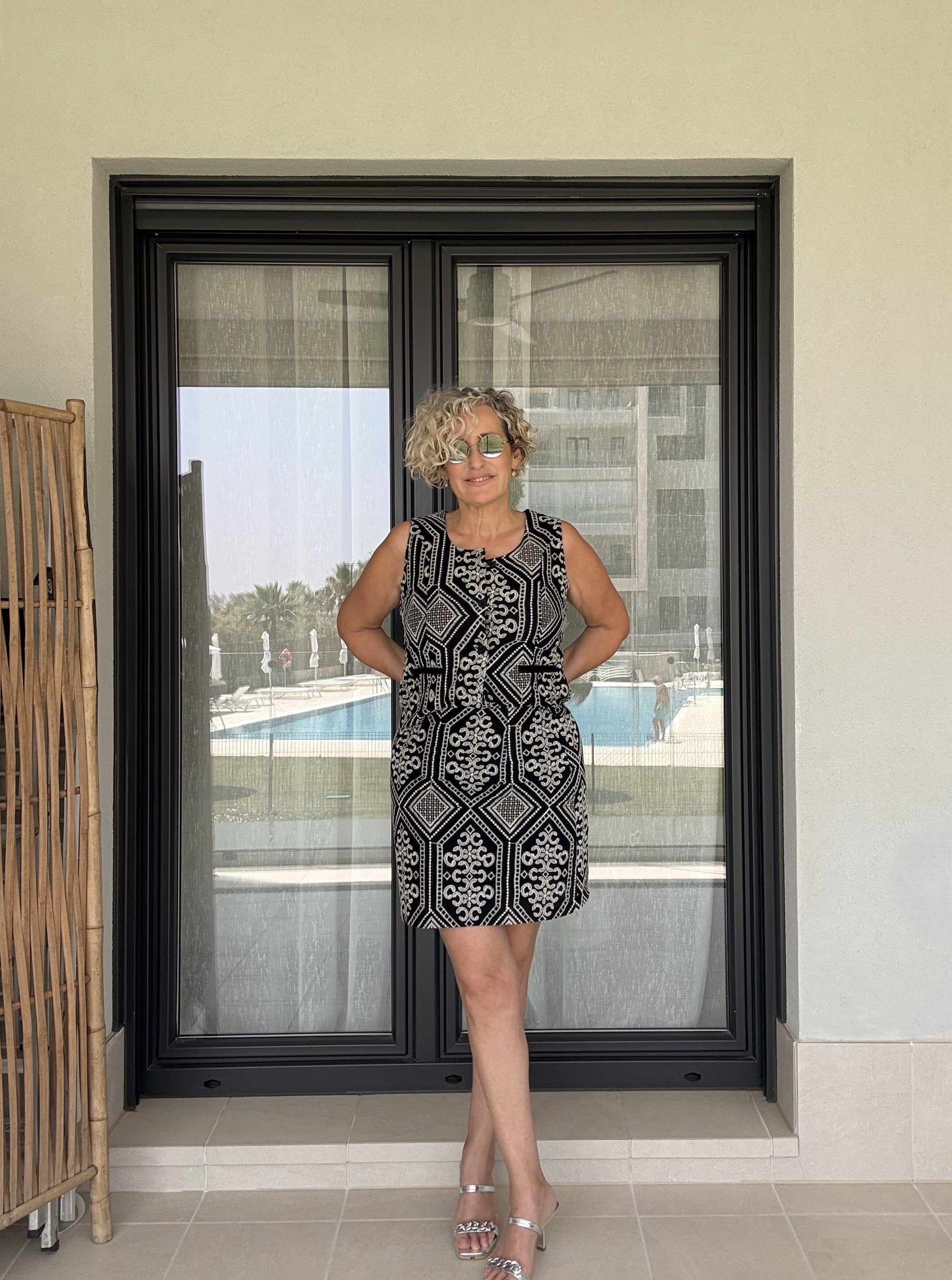 Conjunto dos piezas negro bordado blanco - Falda y chalequillo