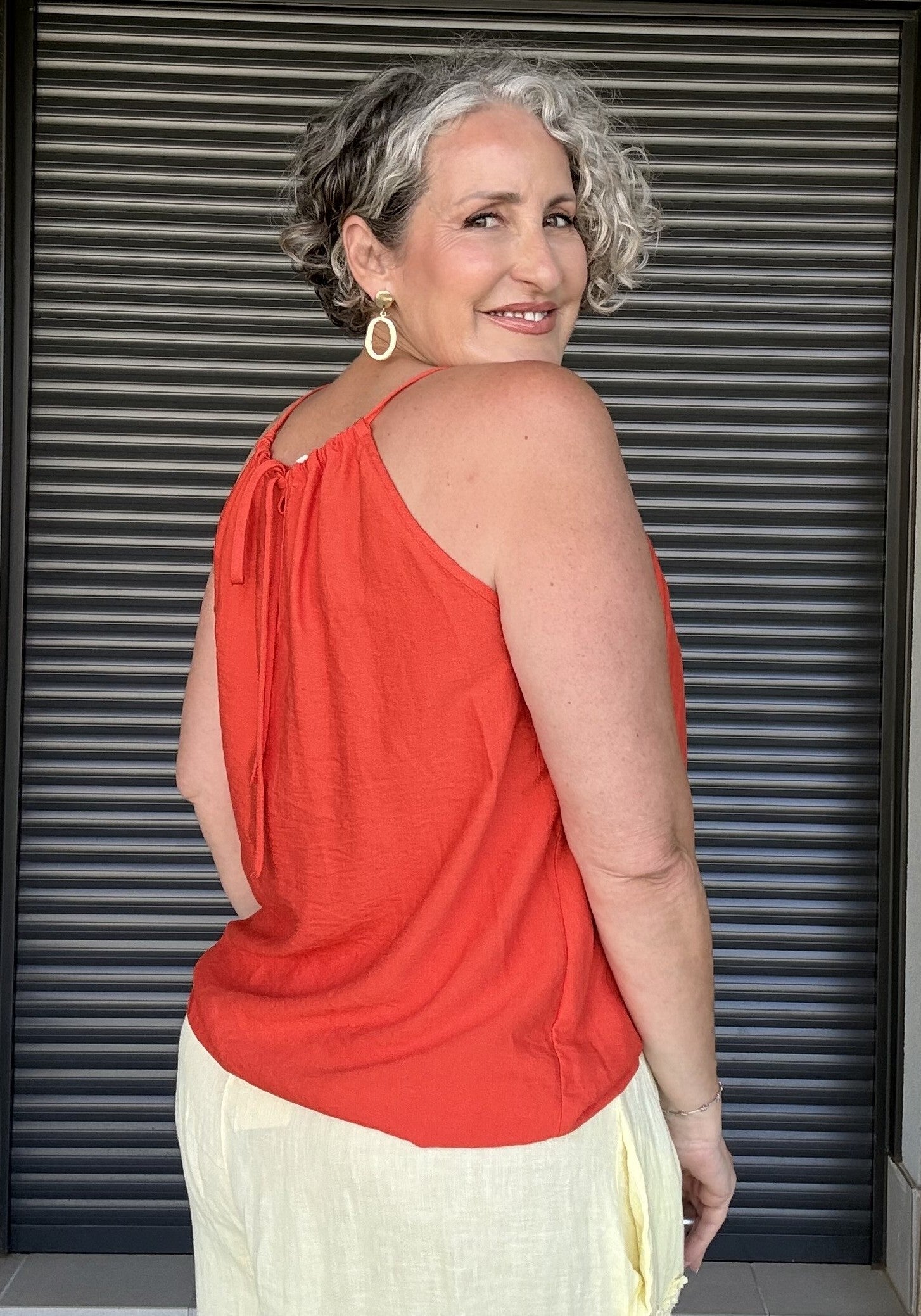Blusa Halter Sin Mangas con Abalorios Decorativos en Tonos de Temporada