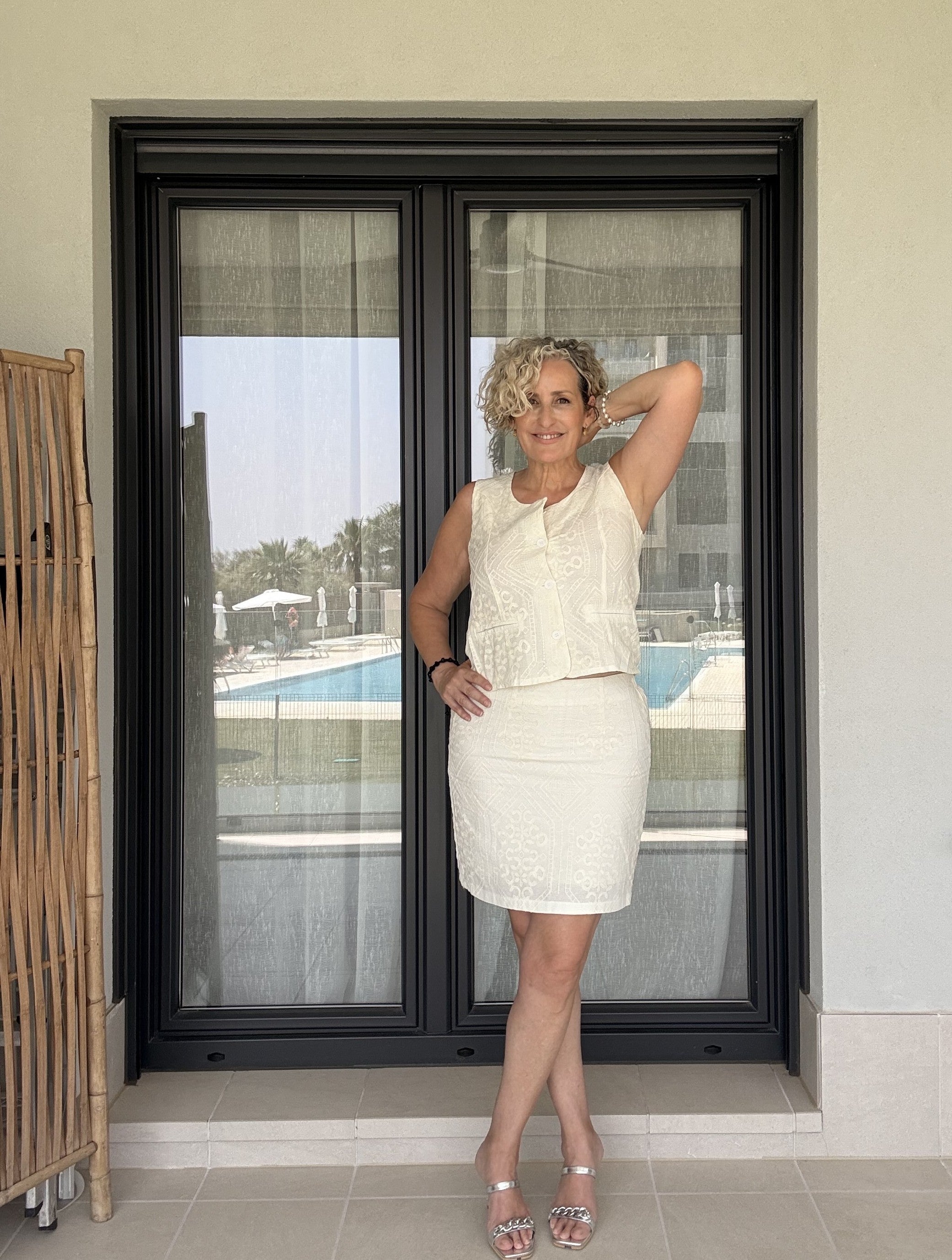 Conjunto Dos Piezas Beige con Bordado Tonal