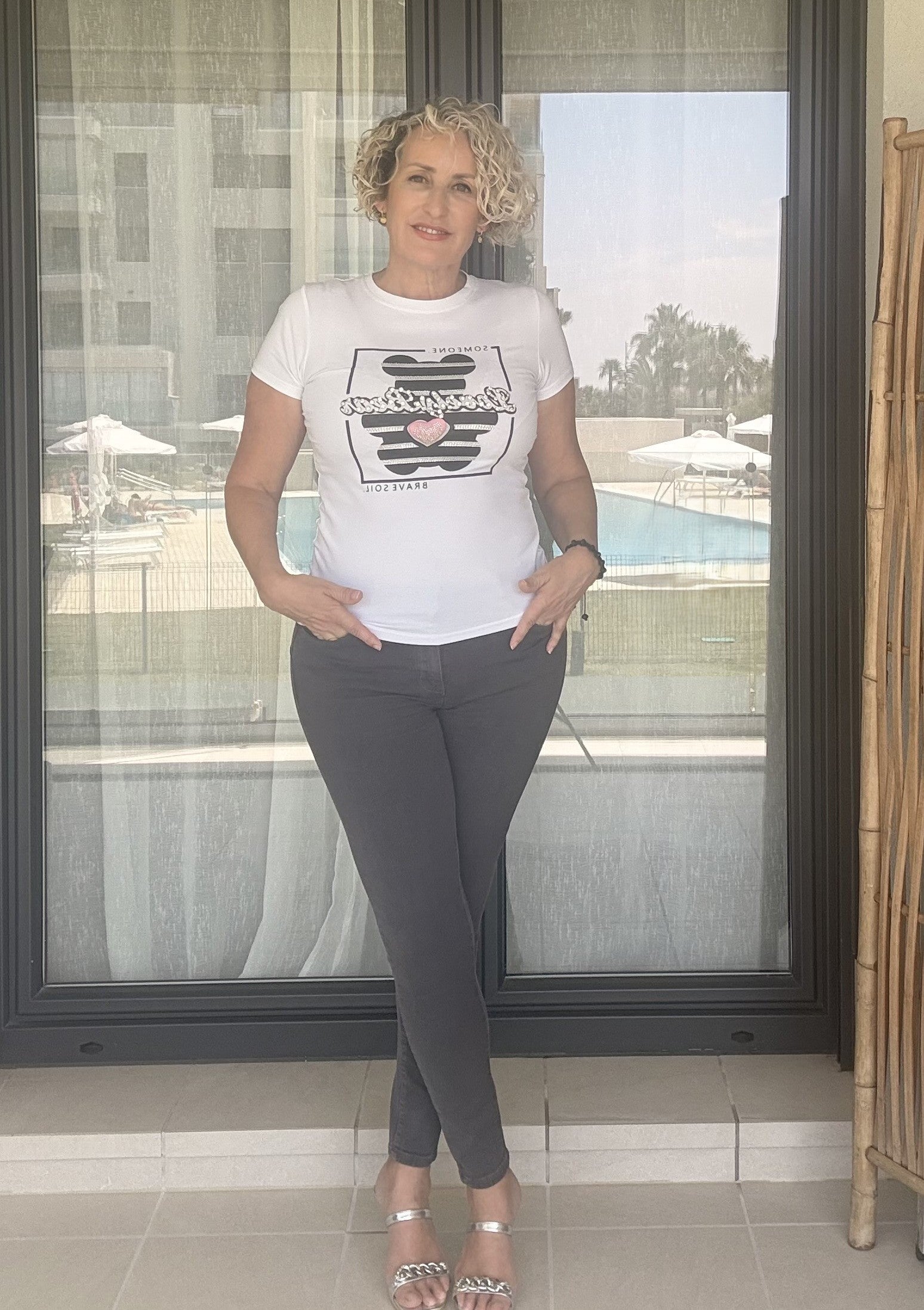 Camiseta Blanca con Oso Corazón 3D | Corte Ajustado
