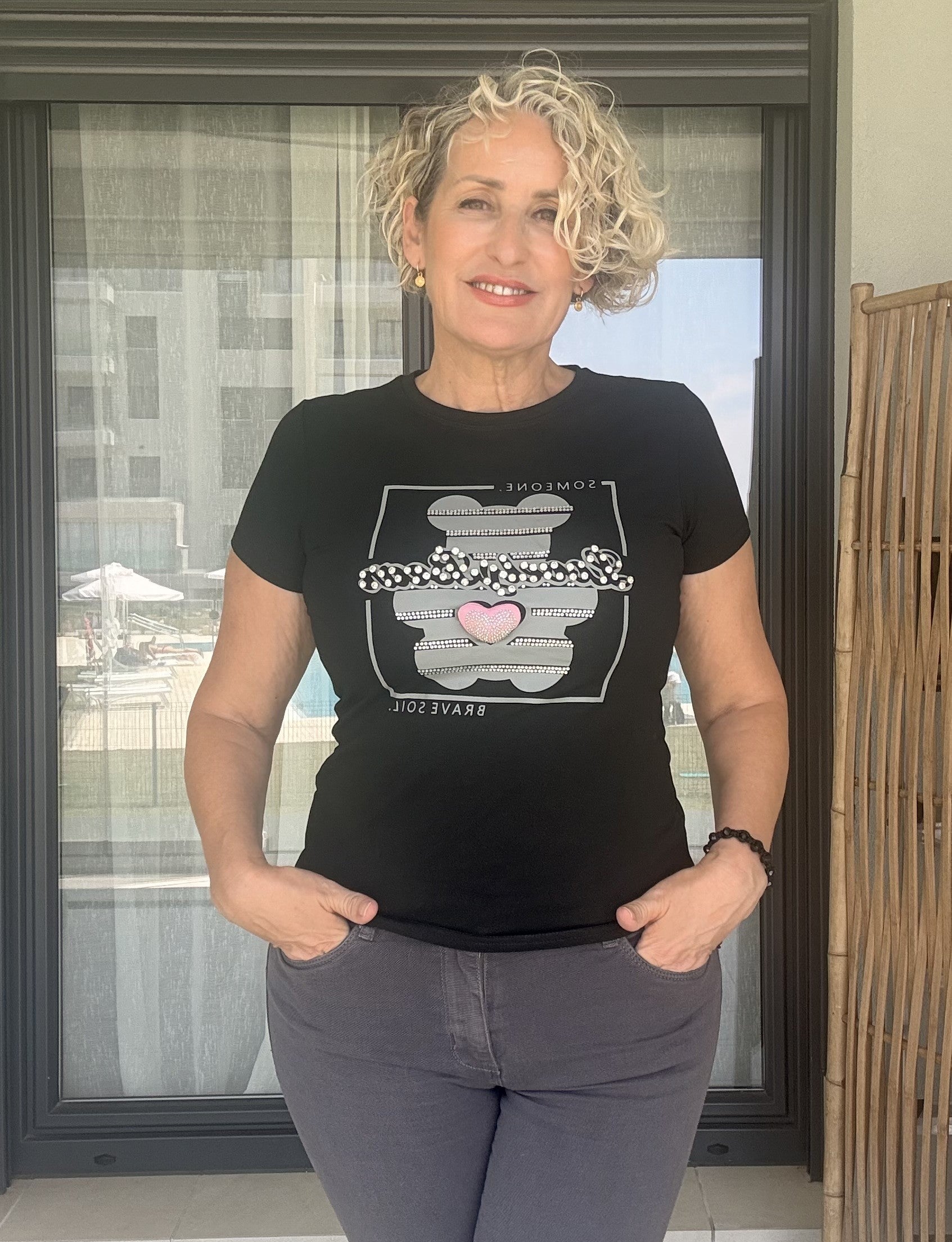 Camiseta Negra con Oso Corazón 3D | Corte Ajustado
